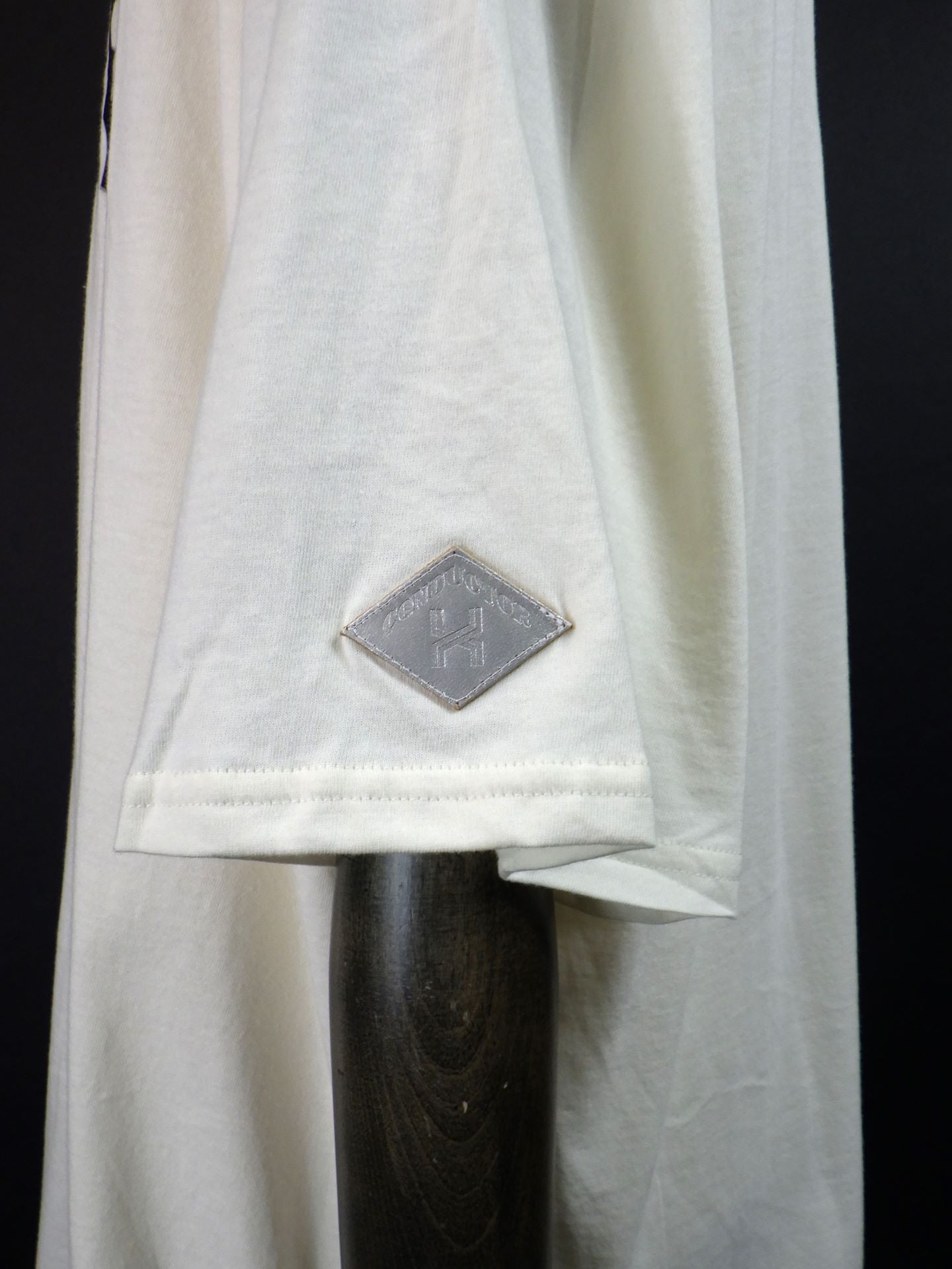 el conductorH メタルロゴプリントTシャツ PD25MC01-WH