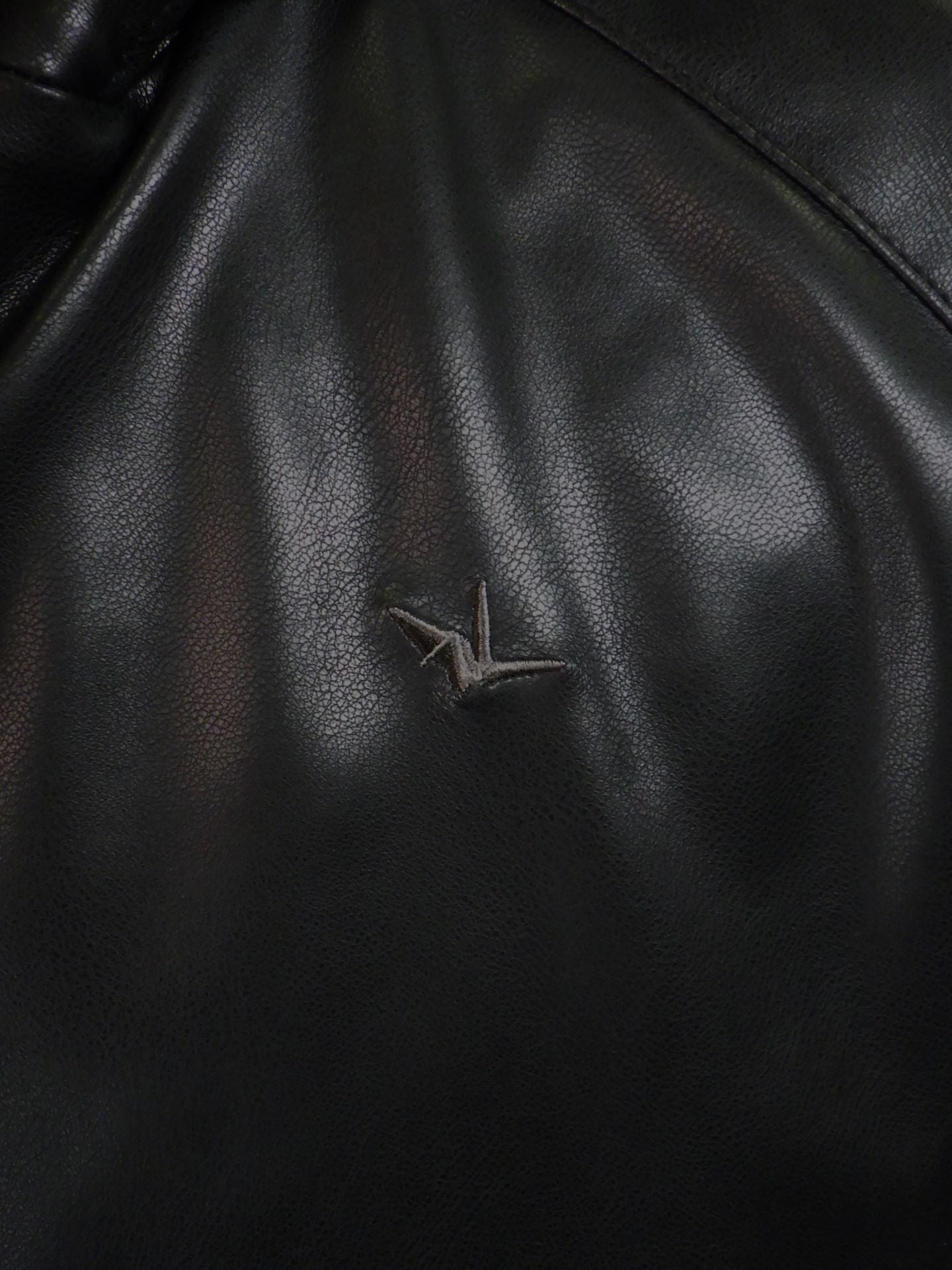 1PIU1UGUALE3 RELAX シンセティックレザージップアップパーカー USO-25154