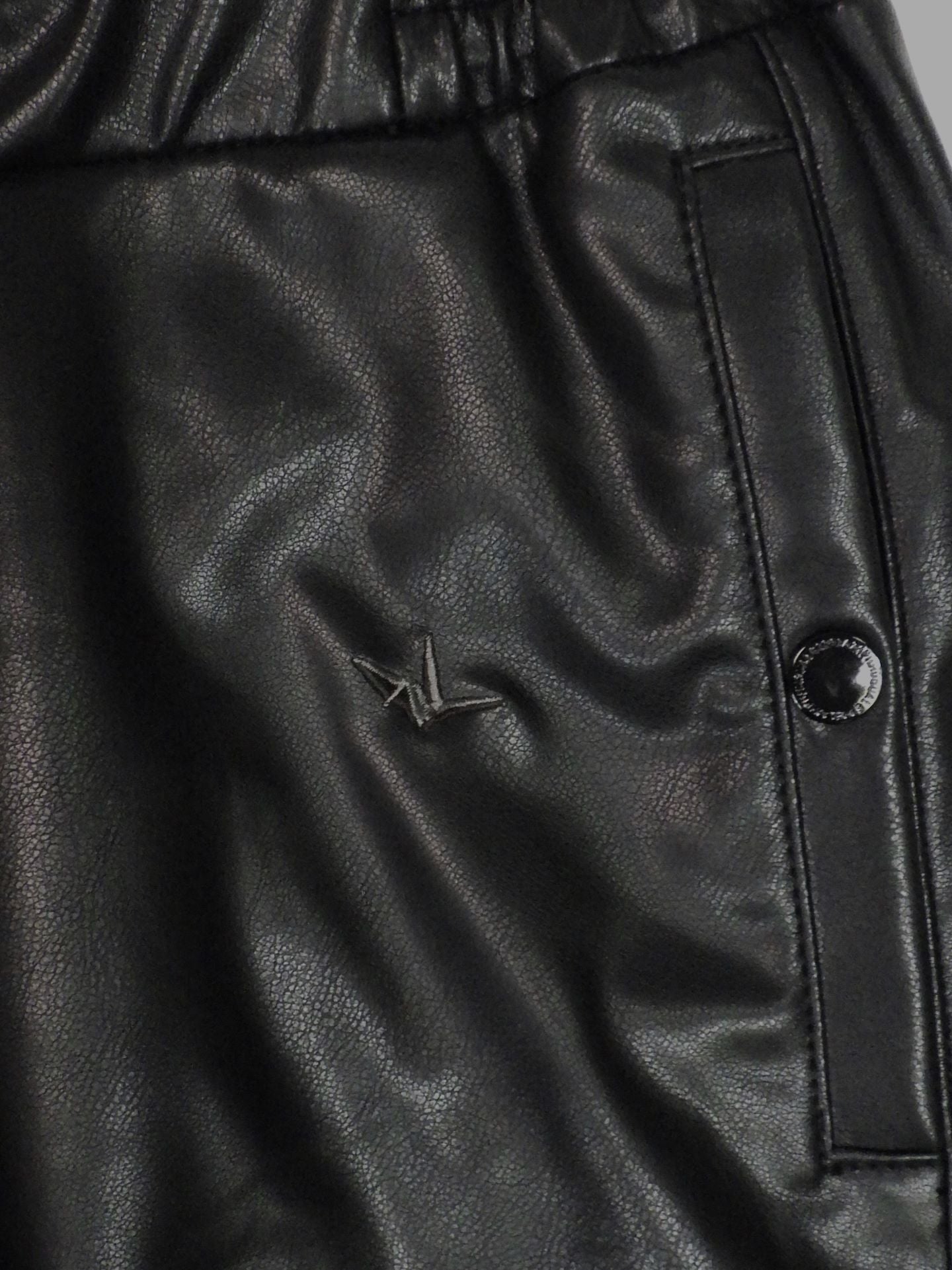 1PIU1UGUALE3 RELAX シンセティックレザージョガーパンツ USB-25154