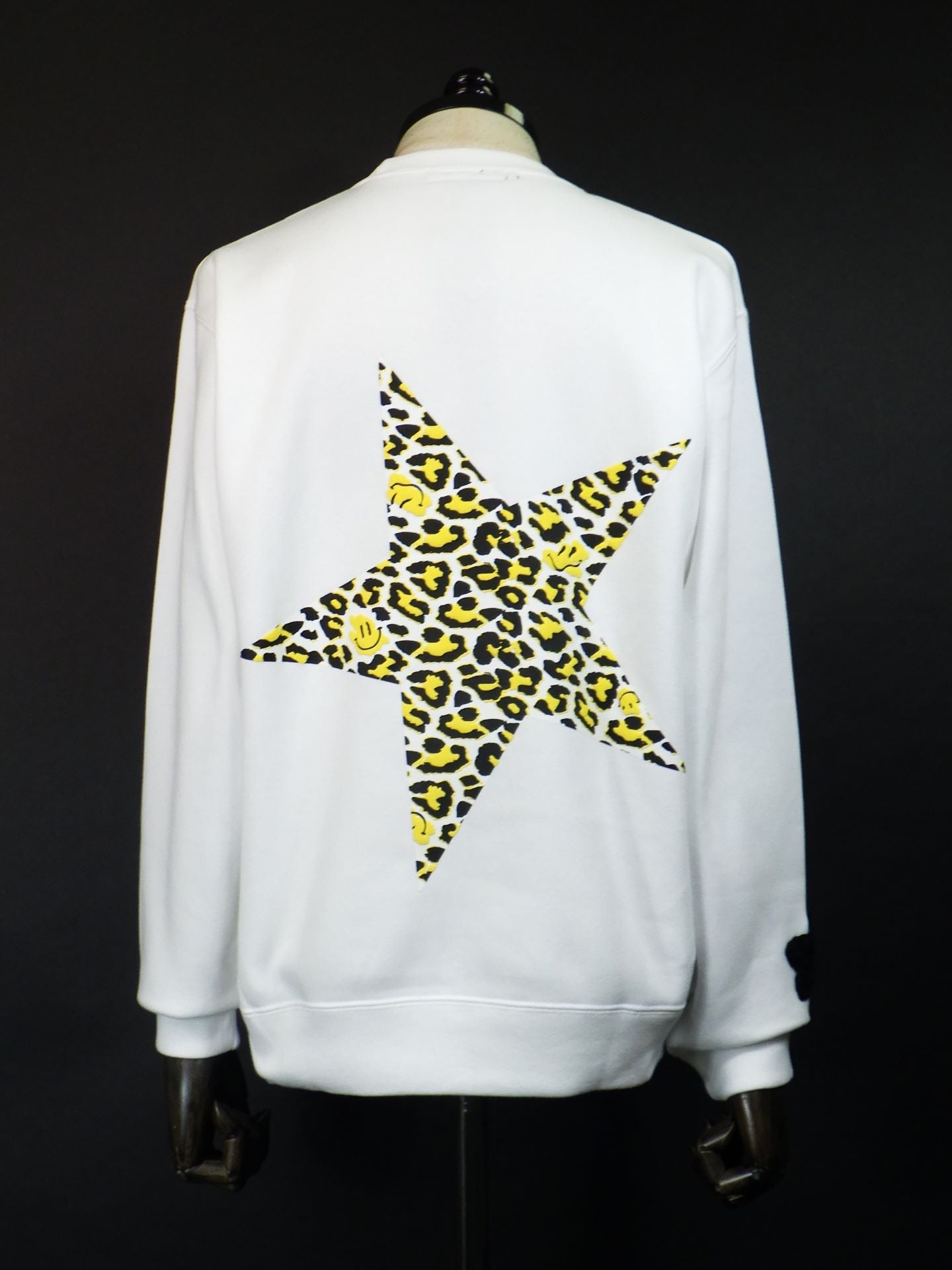 STUD MUFFIN TC裏毛起毛 レオパードスター発泡プリント&マルチパッチワークスウェットシャツ 524-02832-WH