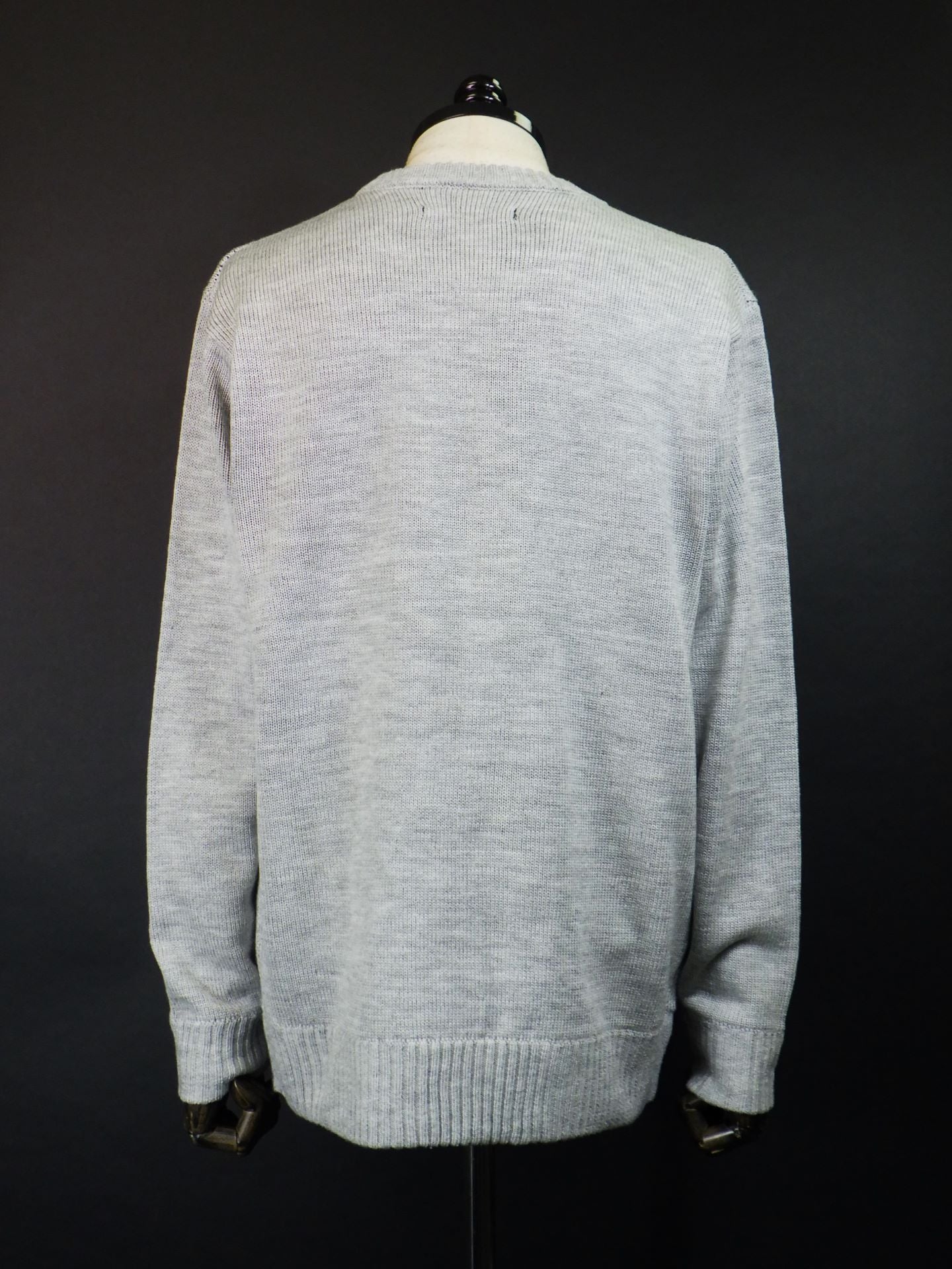 STUD MUFFIN アクリルバルキー メッセージダブルジャガード &サガラパッチワーク プルオーバー 524-04159-M.GRY