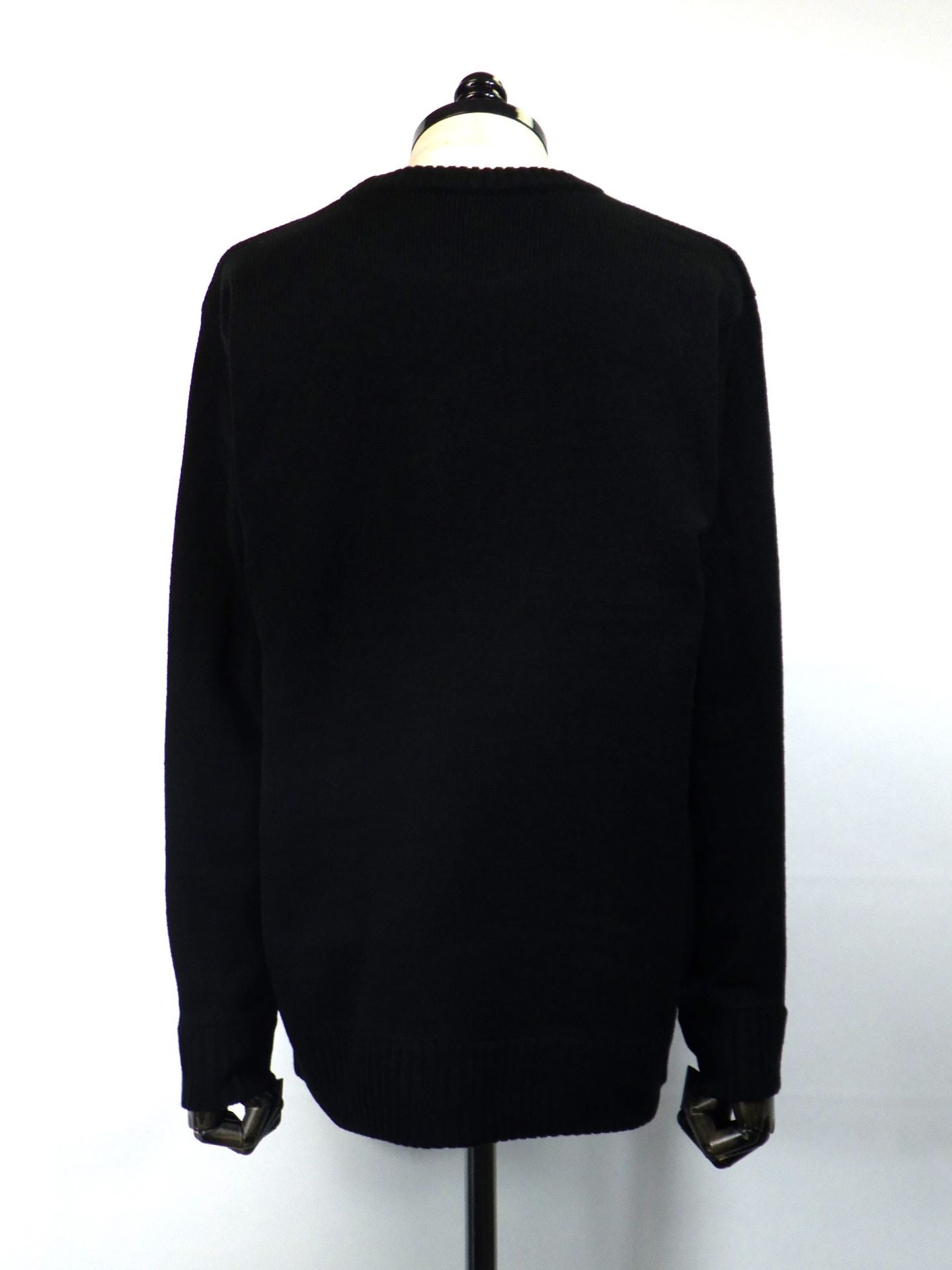 STUD MUFFIN アクリルバルキー メッセージダブルジャガード&サガラパッチワーク プルオーバー 524-04159-BK