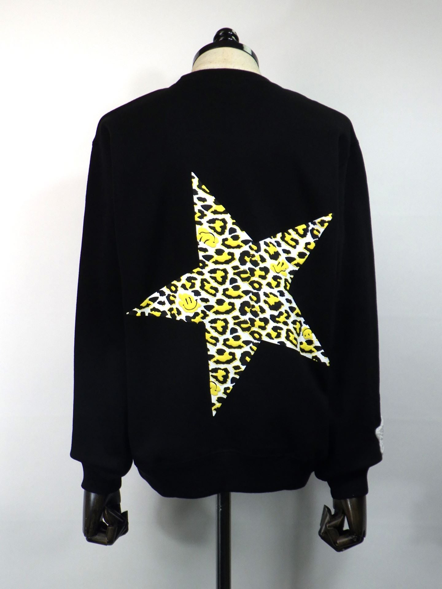 STUD MUFFIN TC裏毛起毛 レオパードスター発泡プリント&マルチパッチワークスウェットシャツ 524-02832-BK