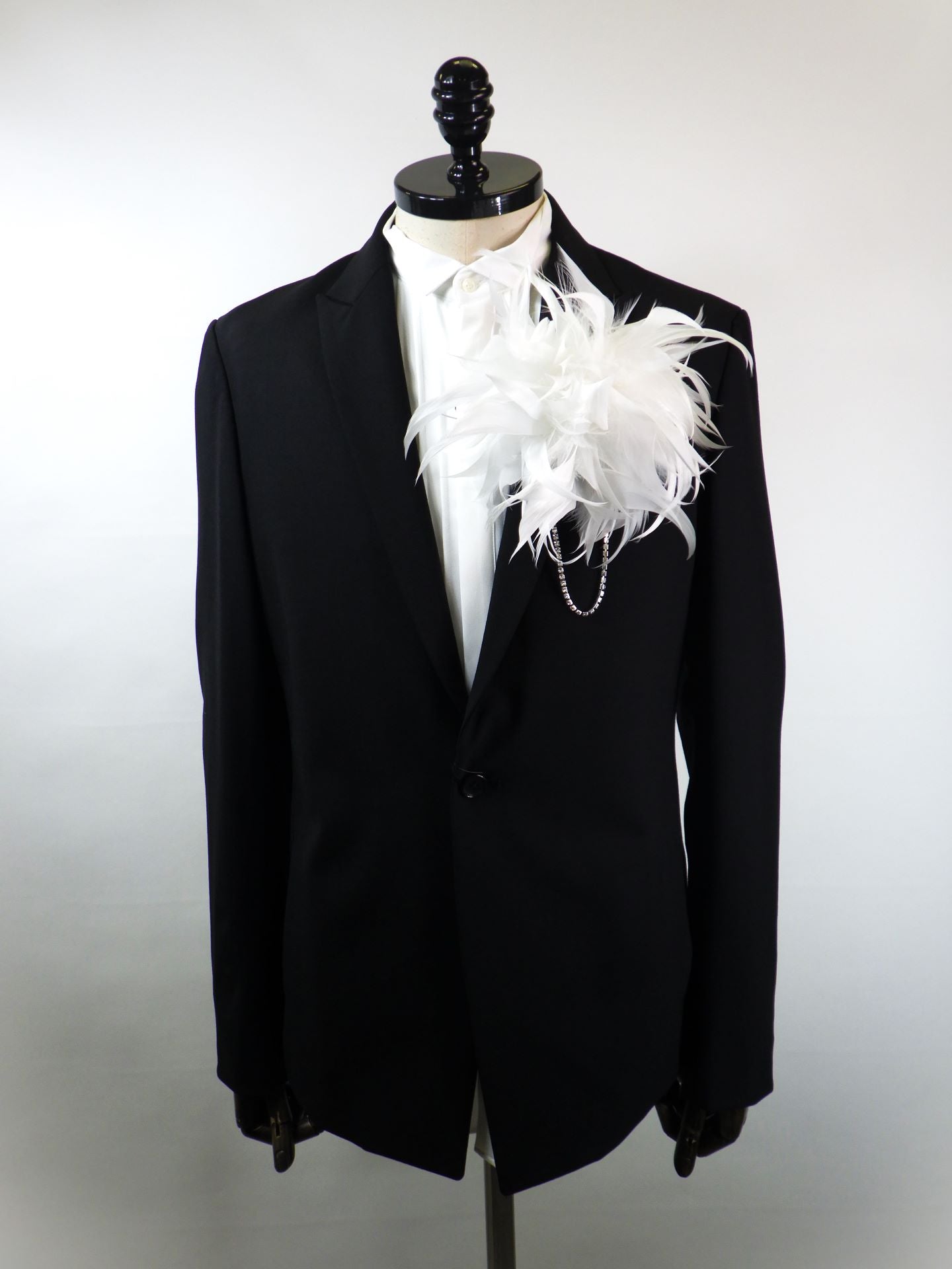 SOS TE NUTO フェザーラインストーンコサージュ 2619Z22