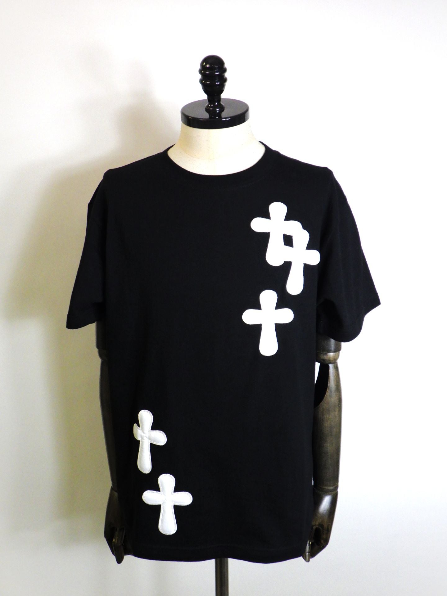 黒いコットンTシャツ ワッペン付き
