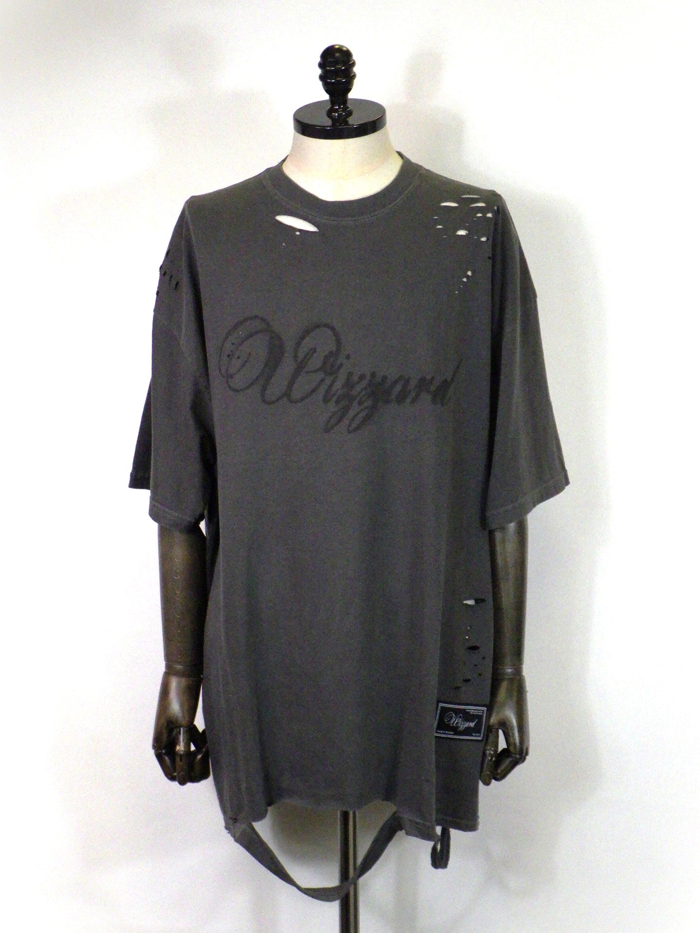 WIZZARD ディストレスドグラフィックTシャツ W26SS-GC050-CHACOAL