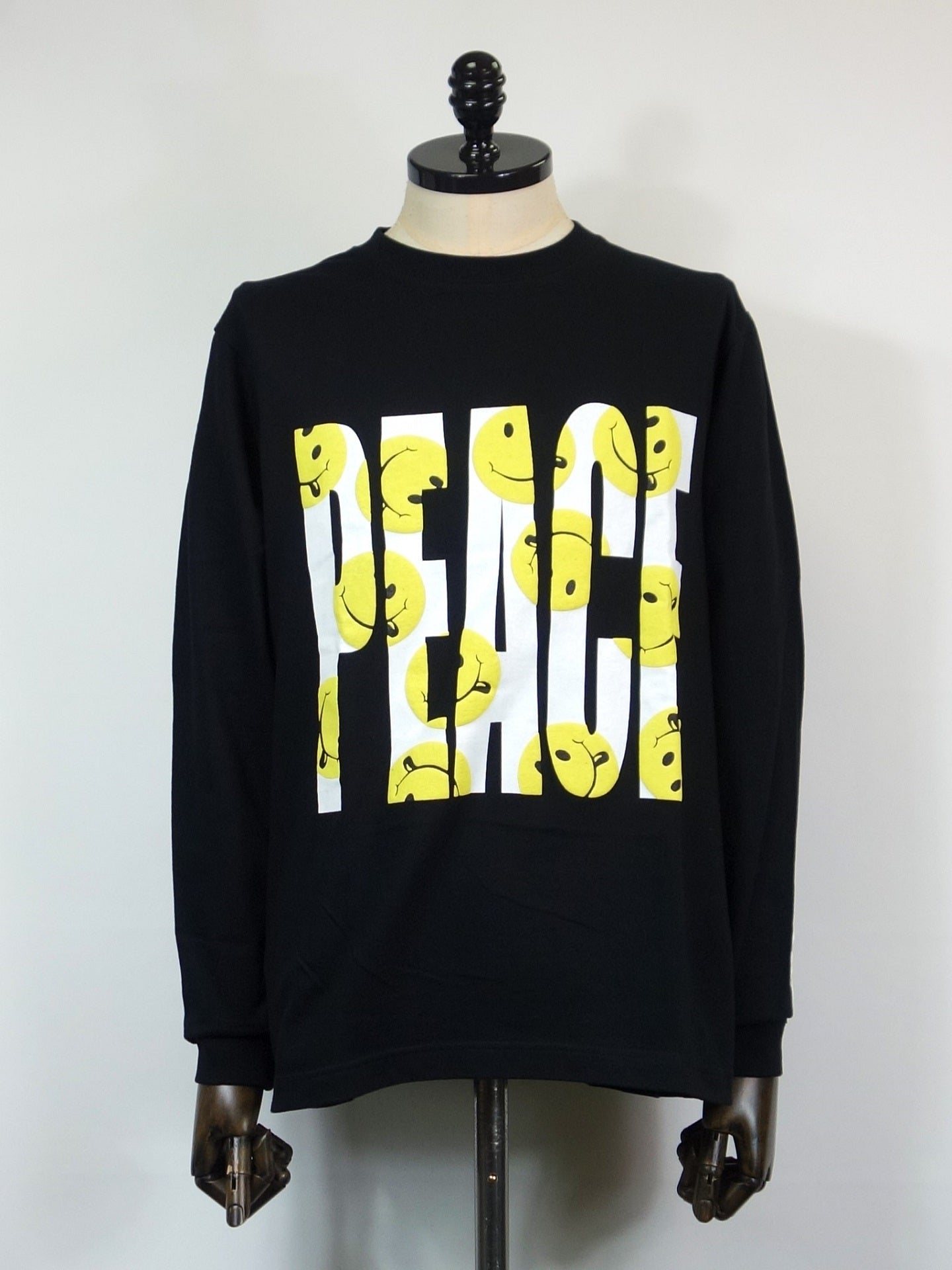 STUD MUFFIN(スタッドマフィン)　PEACE SMILE発泡プリントLS ロングTシャツ(黒)　424-02722-BK