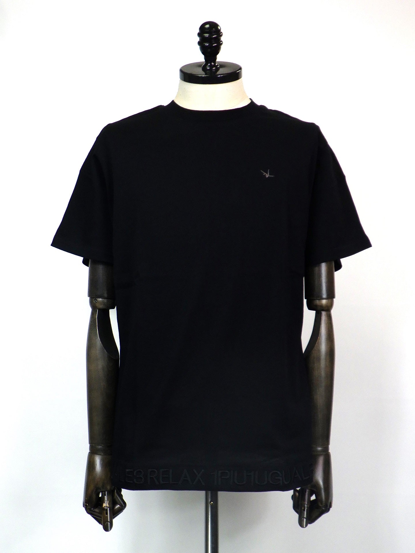 1PIU1UGUALE3 RELAX　ヘム刺繍ロゴ半袖Tシャツ　UST-25005-BK