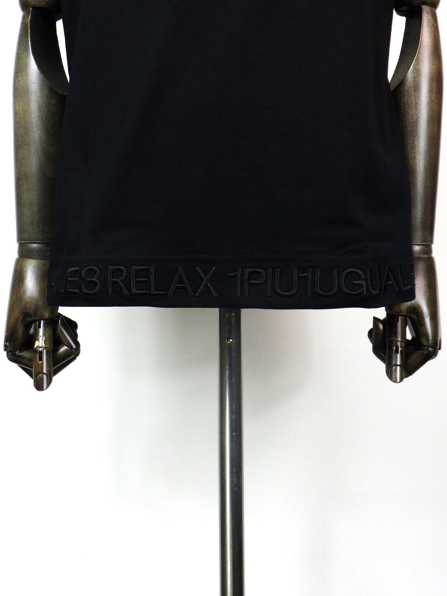 1PIU1UGUALE3 RELAX　ヘム刺繍ロゴ半袖Tシャツ　UST-25005-BK