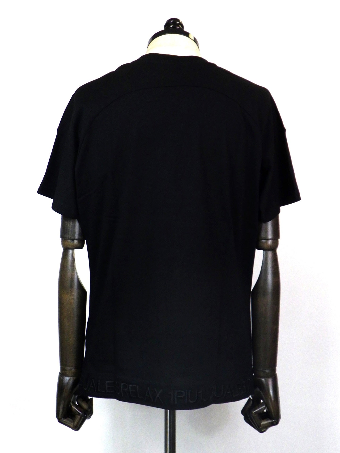 1PIU1UGUALE3 RELAX　ヘム刺繍ロゴ半袖Tシャツ　UST-25005-BK