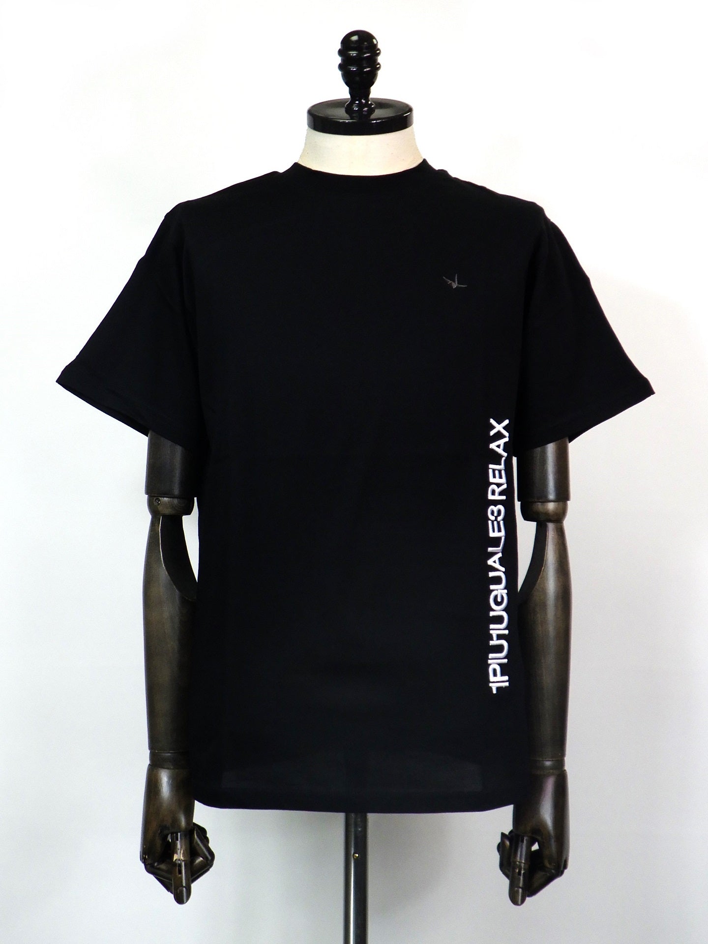 1PIU1UGUALE3 RELAX　バーチカルエンブロイディー半袖Tシャツ　UST-25073-BK