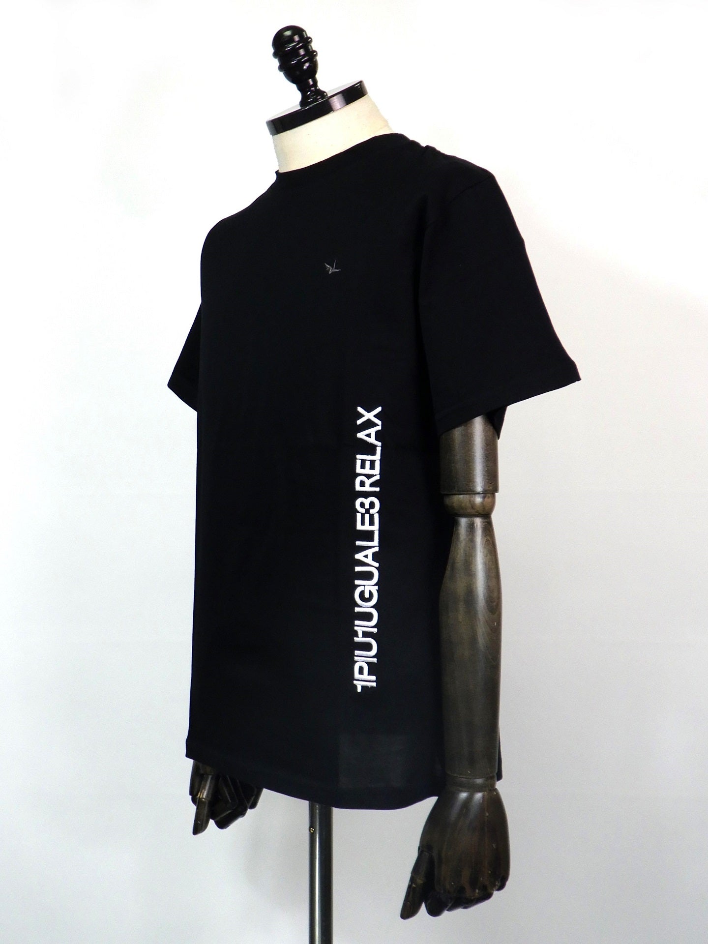 1PIU1UGUALE3 RELAX　バーチカルエンブロイディー半袖Tシャツ　UST-25073-BK