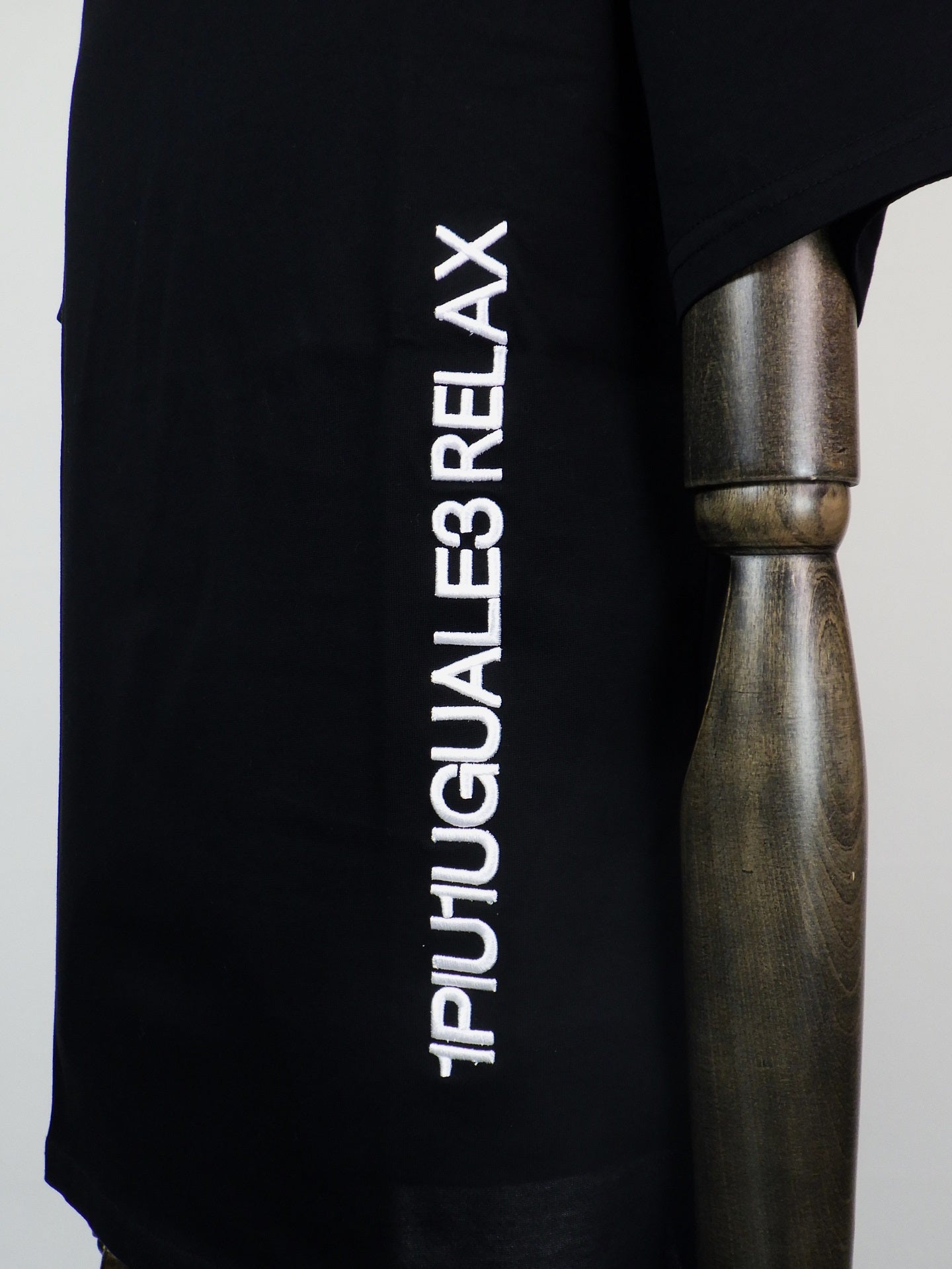 1PIU1UGUALE3 RELAX　バーチカルエンブロイディー半袖Tシャツ　UST-25073-BK