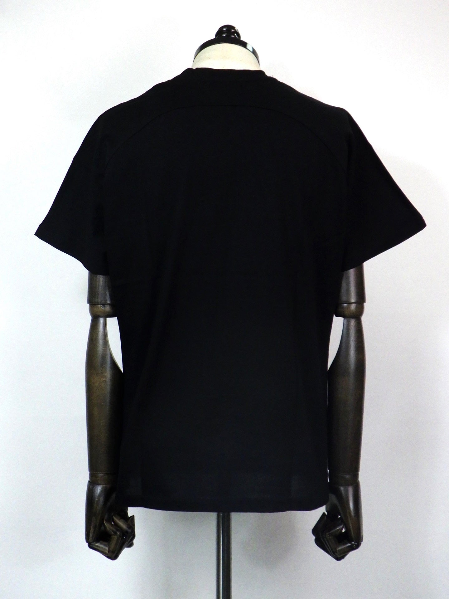 1PIU1UGUALE3 RELAX　バーチカルエンブロイディー半袖Tシャツ　UST-25073-BK