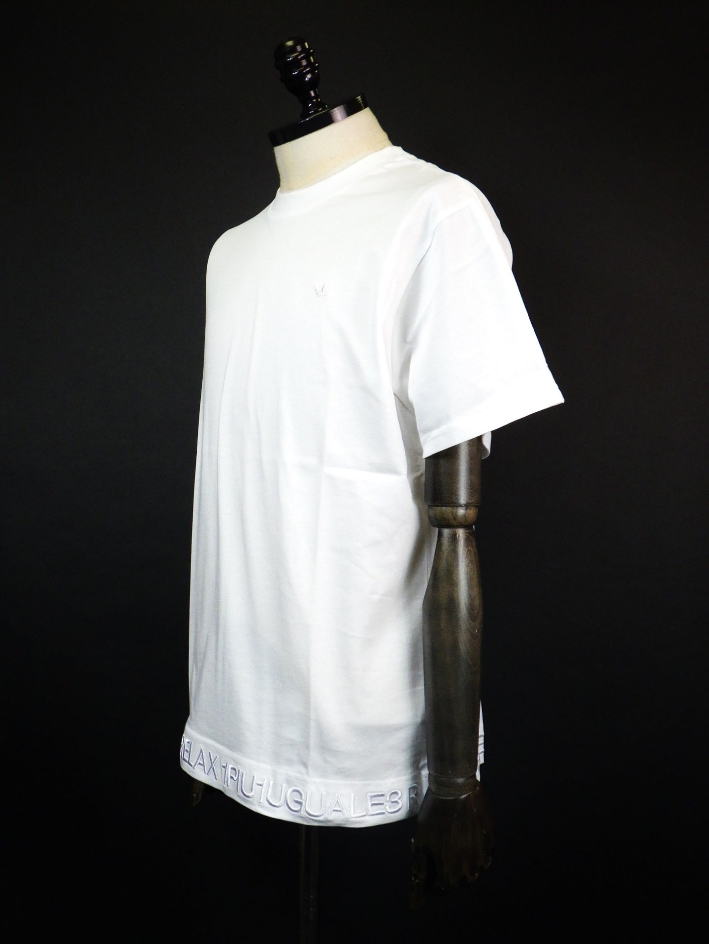 1PIU1UGUALE3 RELAX　ヘム刺繍ロゴ半袖Tシャツ　UST-25005-WH