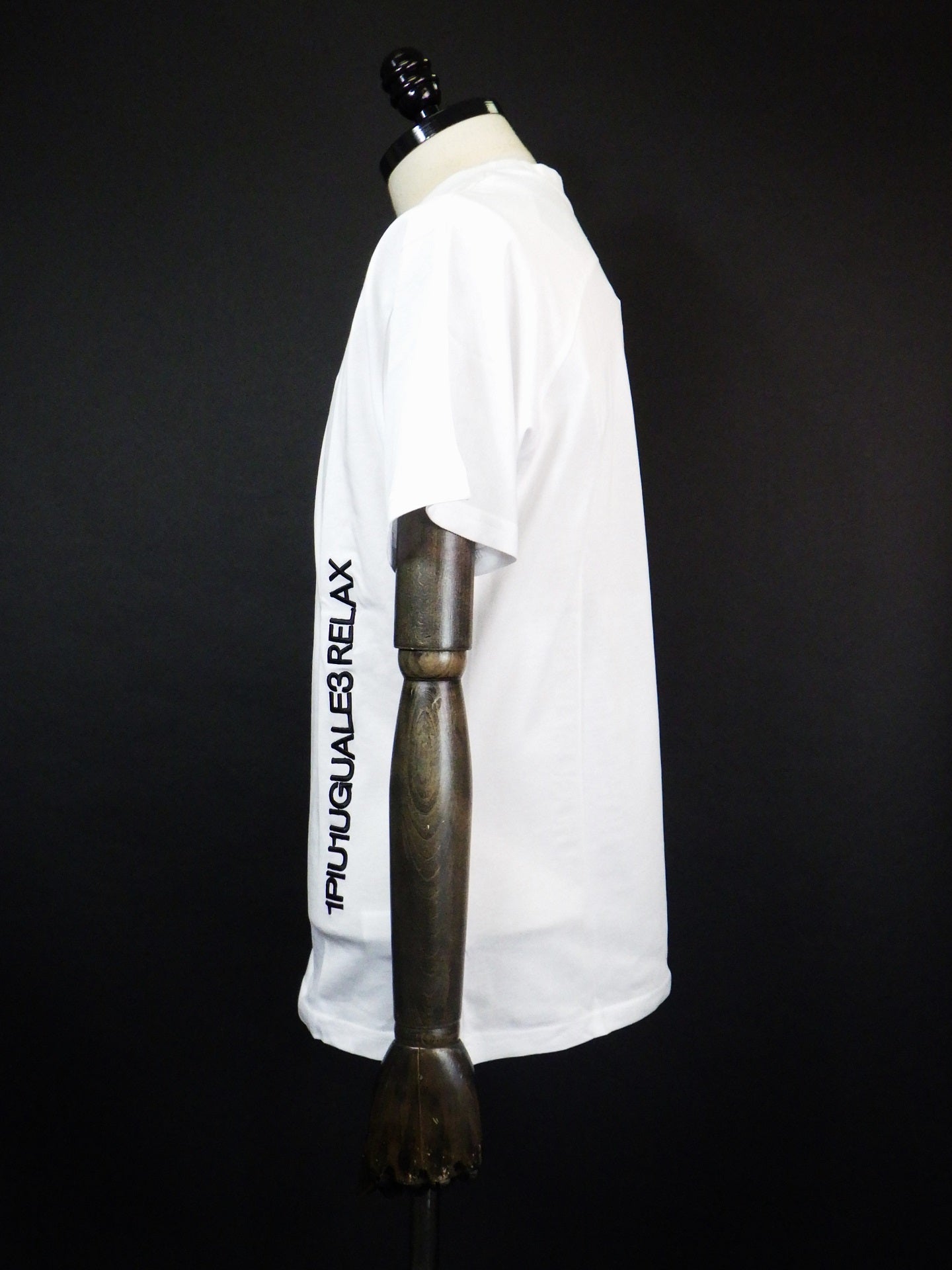 1PIU1UGUALE3 RELAX　バーチカルエンブロイディー半袖Tシャツ　UST-25073-WH