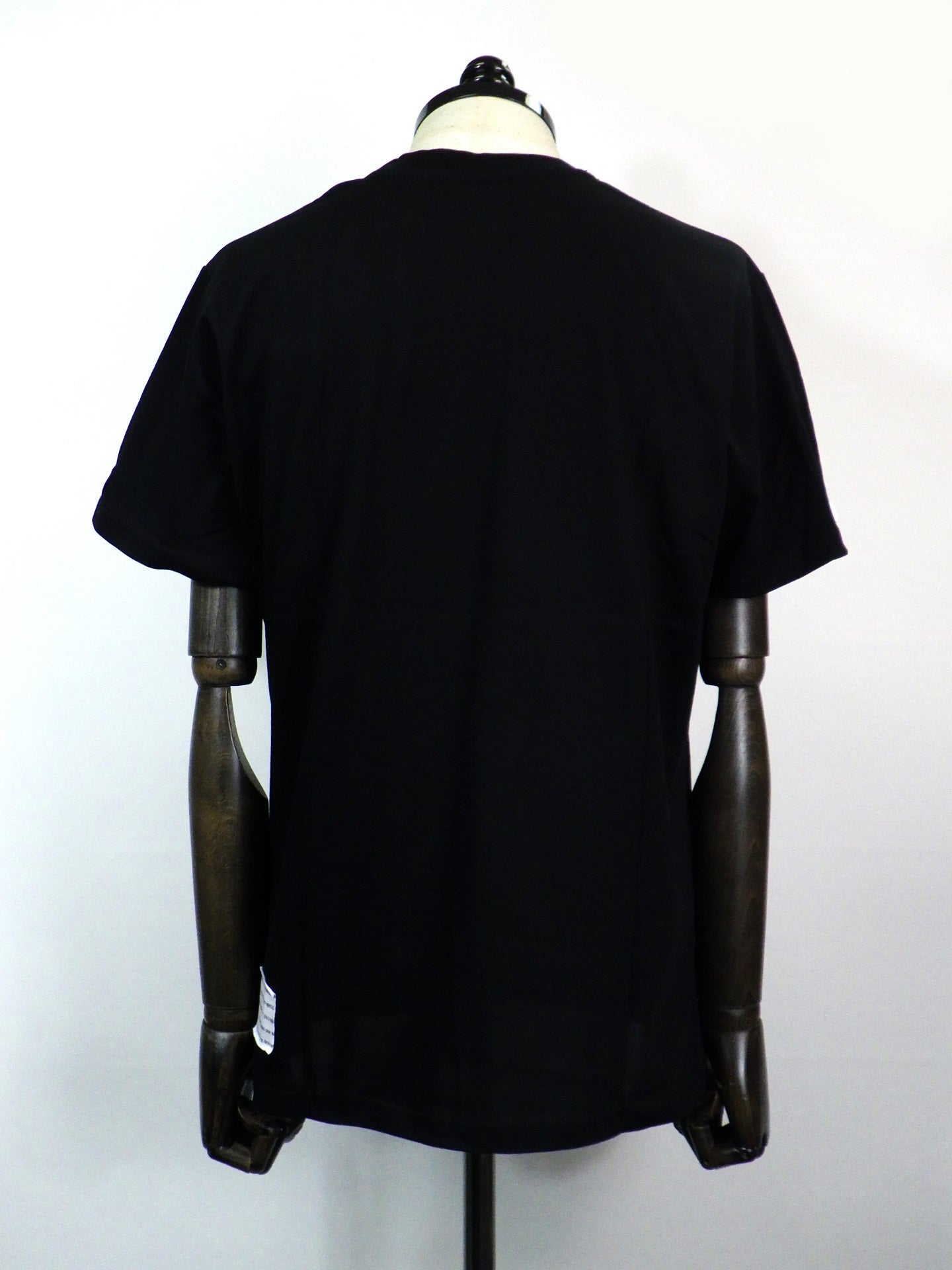 1PIU1UGUALE3 RELAX　パッチデザインロゴ半袖Tシャツ　UST-25064-BK