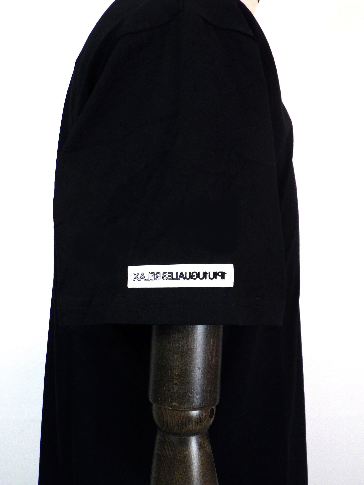 1PIU1UGUALE3 RELAX　パッチデザインロゴ半袖Tシャツ　UST-25064-BK