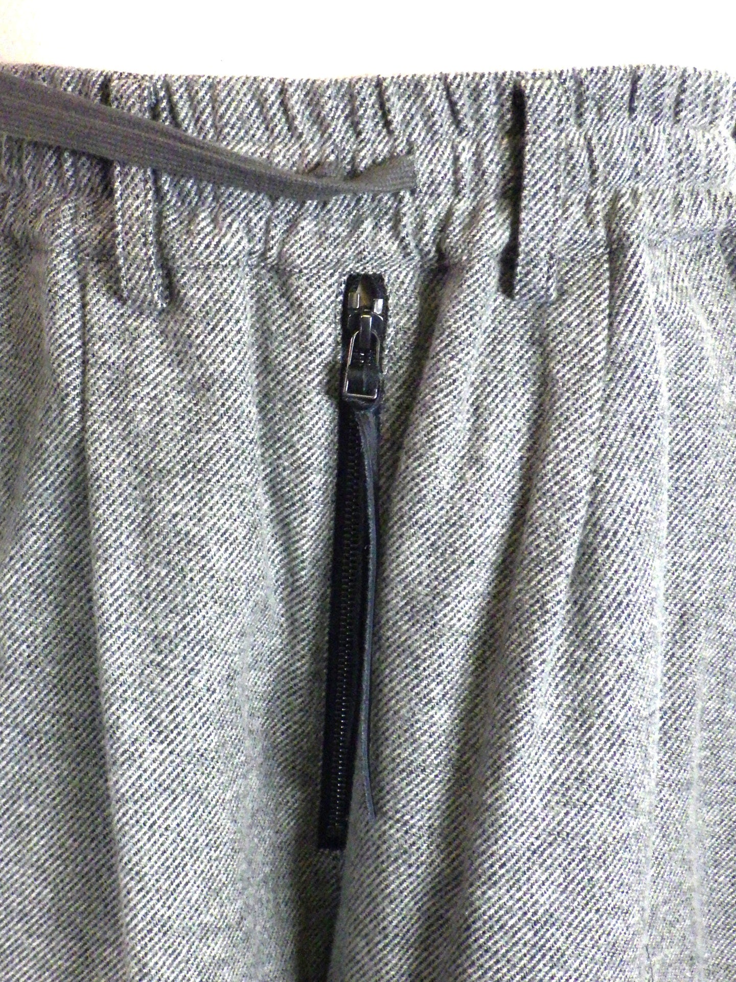 prasthana　brushed twill knee tuck pants　P-2303002A-H.GY