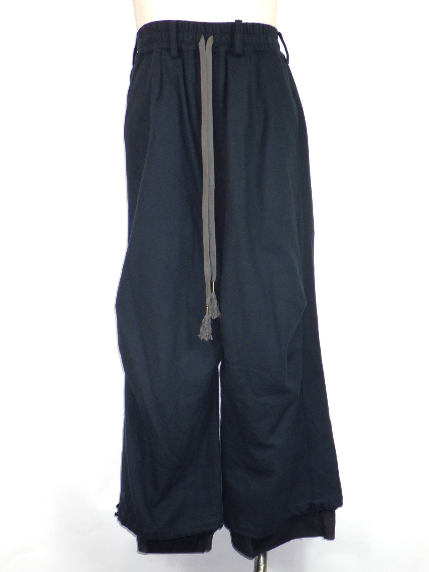 prasthana　brushed twill knee tuck pants　P-2303002A-D.NV