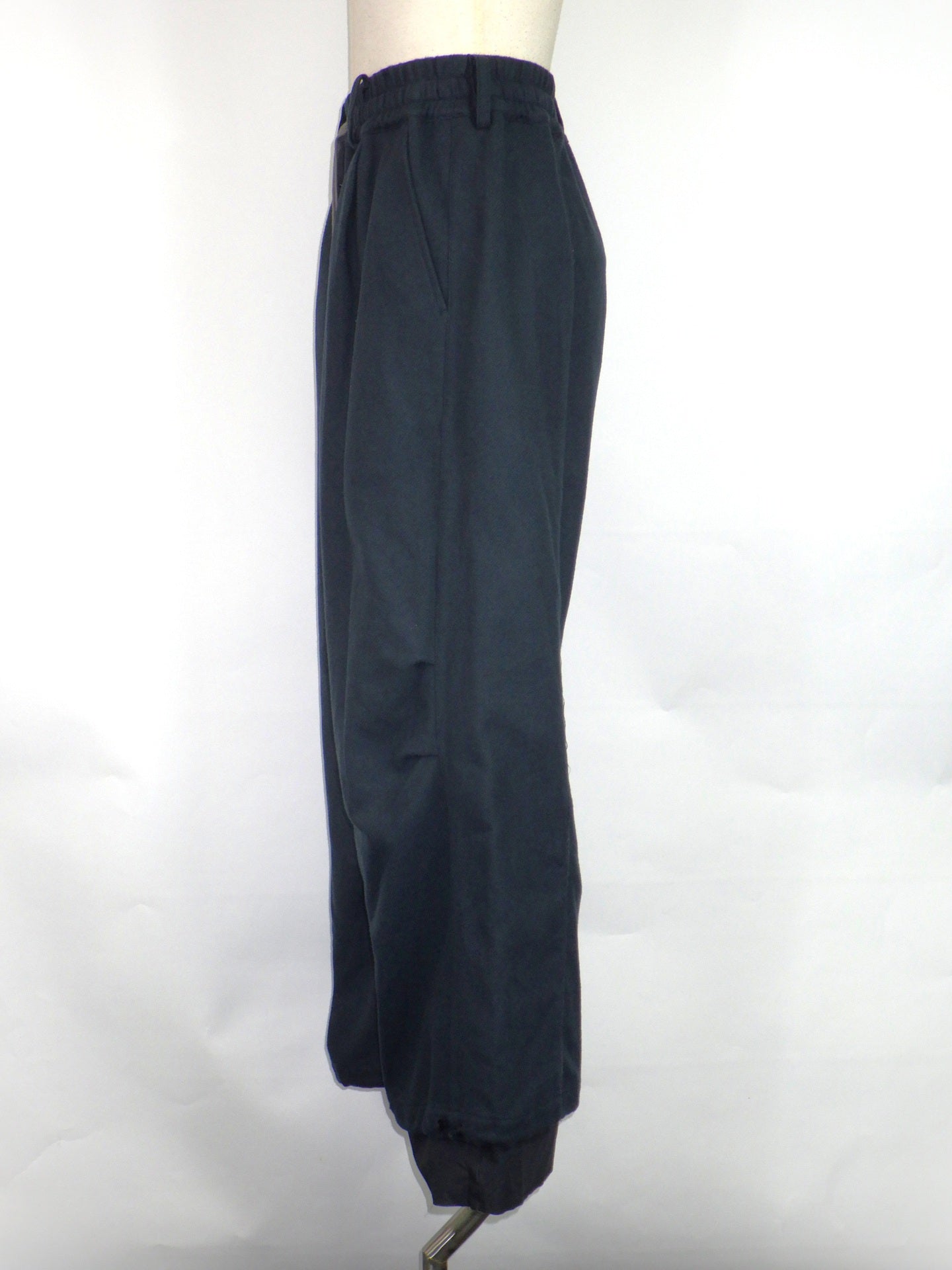 prasthana　brushed twill knee tuck pants　P-2303002A-D.NV