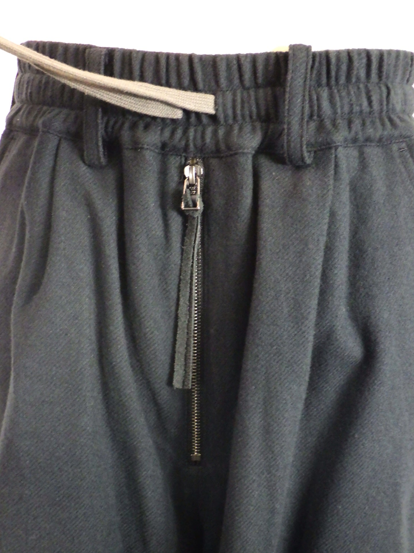 prasthana　brushed twill knee tuck pants　P-2303002A-D.NV