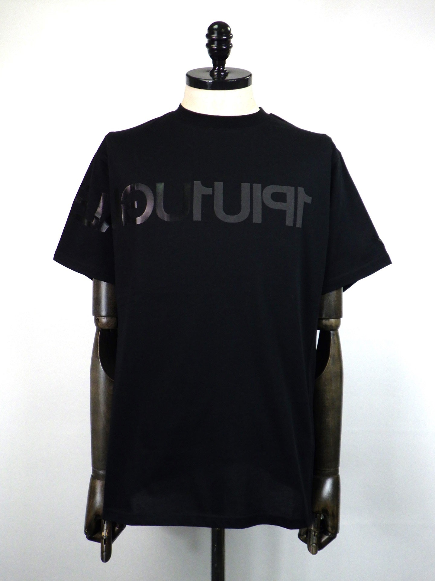 1PIU1UGUALE3 RELAX　ビッグロゴインバーテッドTシャツ　UST-25063-BK