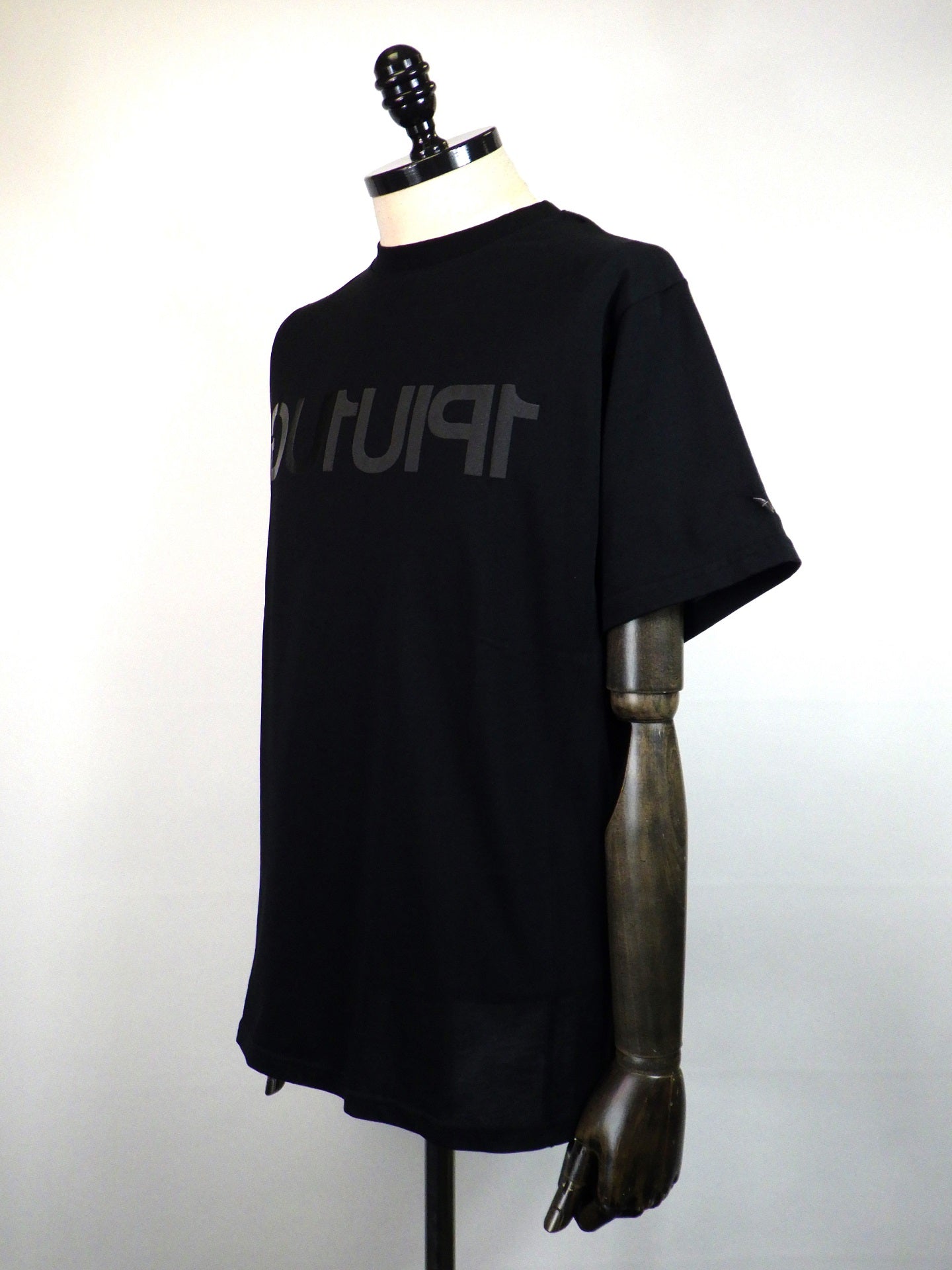 1PIU1UGUALE3 RELAX　ビッグロゴインバーテッドTシャツ　UST-25063-BK