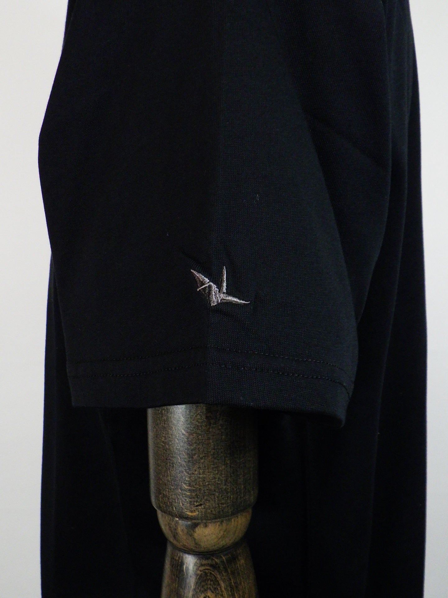 1PIU1UGUALE3 RELAX　ビッグロゴインバーテッドTシャツ　UST-25063-BK