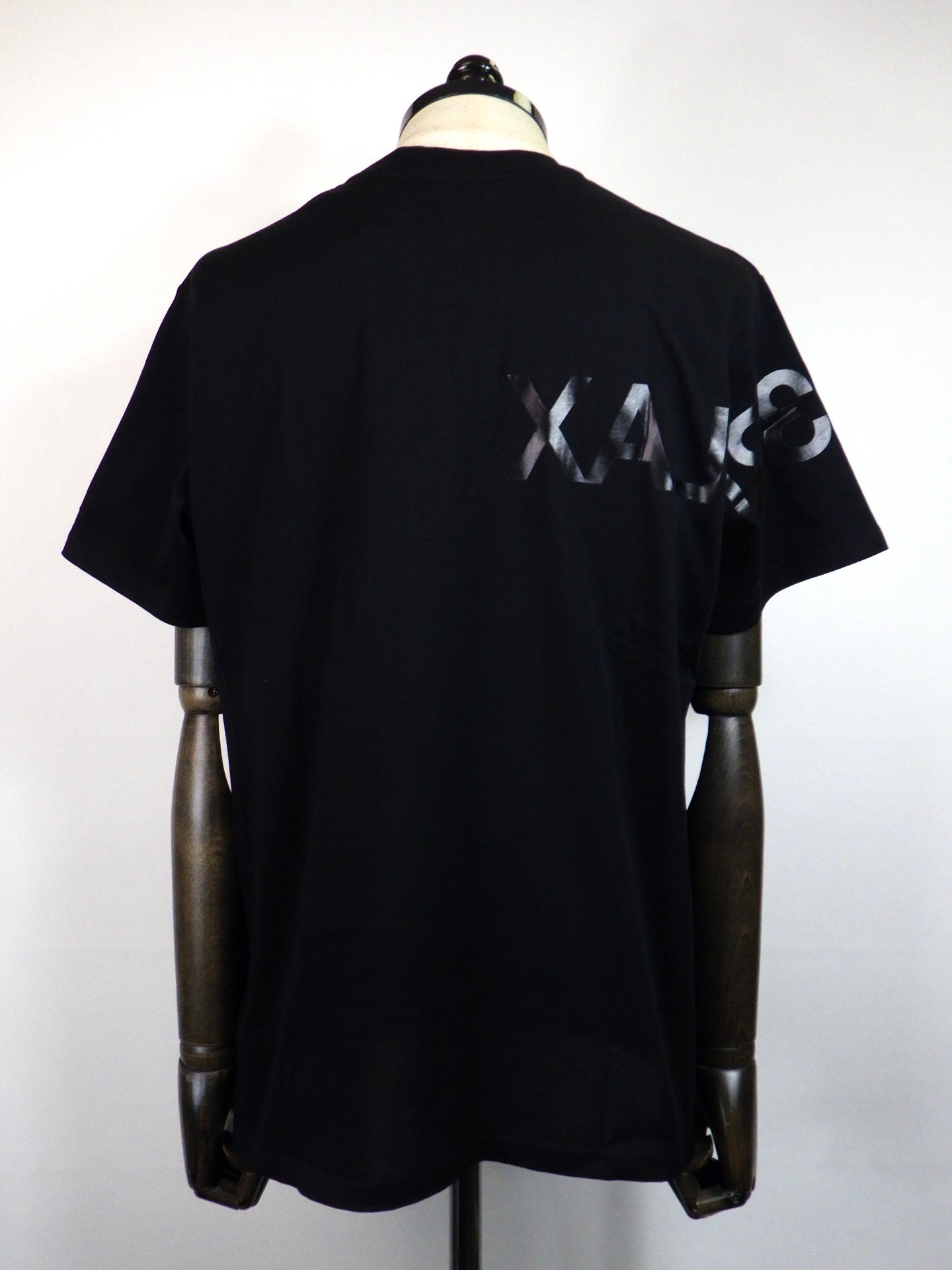 1PIU1UGUALE3 RELAX　ビッグロゴインバーテッドTシャツ　UST-25063-BK