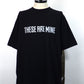 DELUXE　DELUXE x MINE USA フィロソフィーハーフカットソー　25SD2682-BK