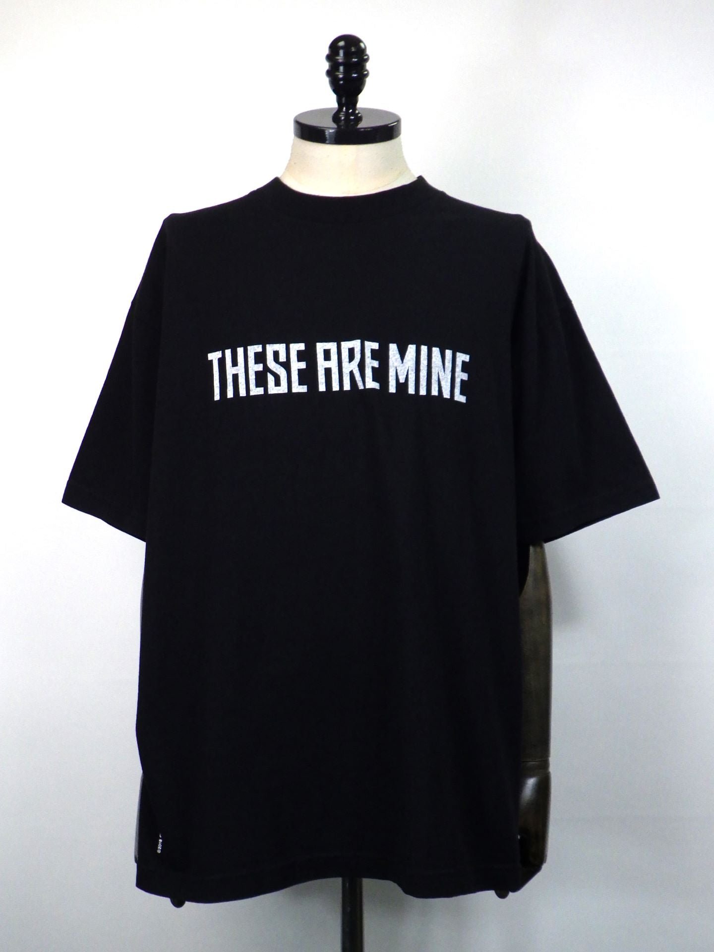 DELUXE　DELUXE x MINE USA フィロソフィーハーフカットソー　25SD2682-BK