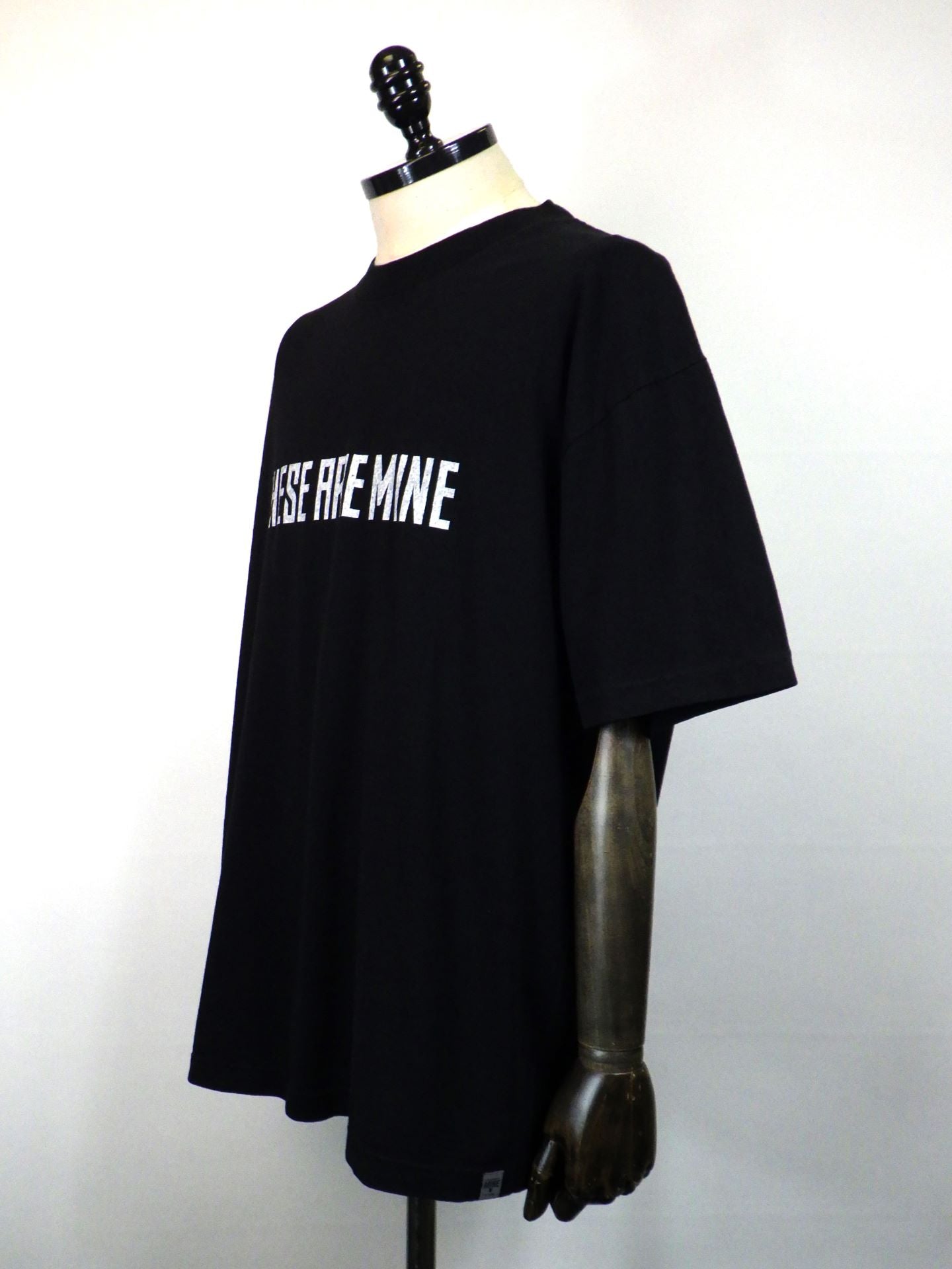 DELUXE　DELUXE x MINE USA フィロソフィーハーフカットソー　25SD2682-BK