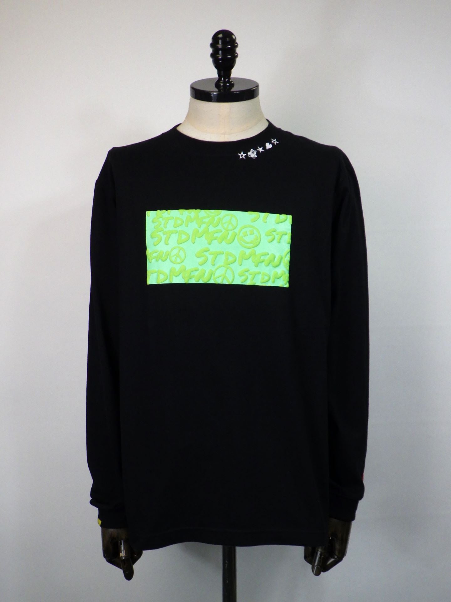 STUD MUFFIN　コットン天竺 ボックスロゴ発泡プリントLS Tシャツ　524-02817-BK