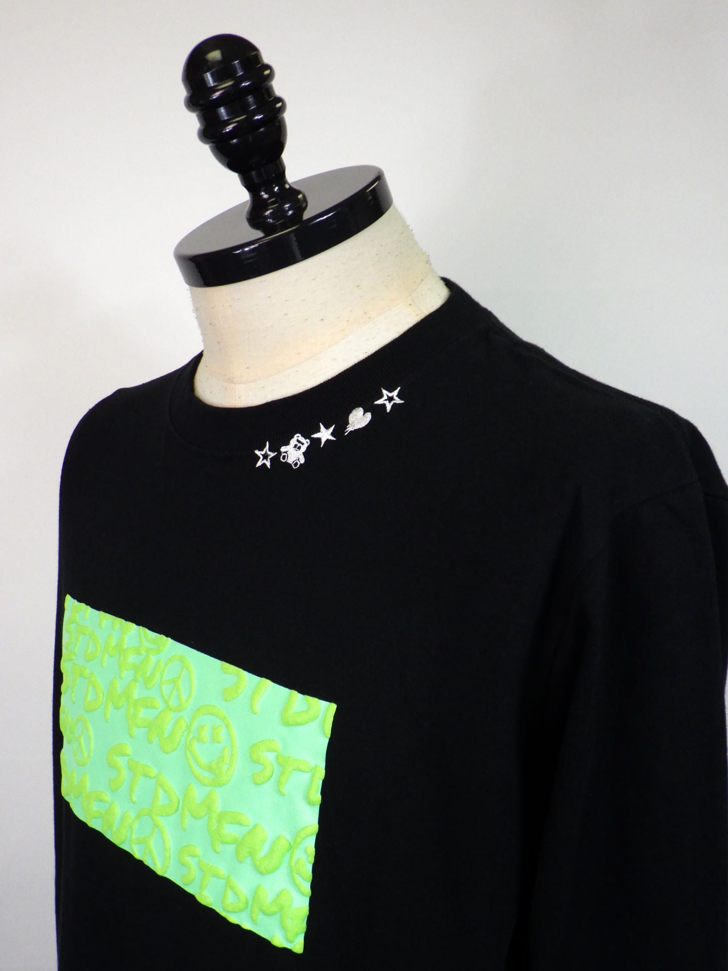 STUD MUFFIN　コットン天竺 ボックスロゴ発泡プリントLS Tシャツ　524-02817-BK