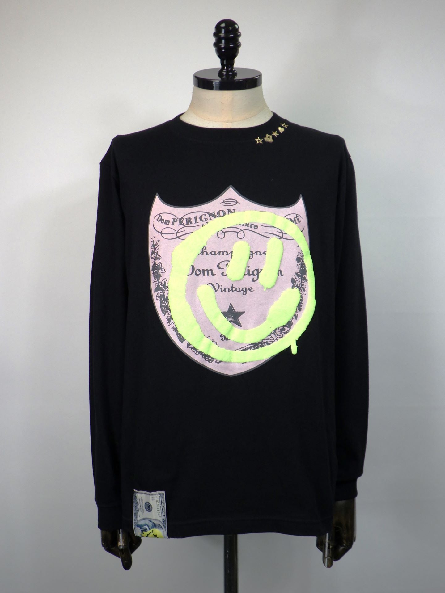 STUD MUFFIN　コットン天竺 ラベルスマイル発泡プリントLS Tシャツ　524-02819-BK