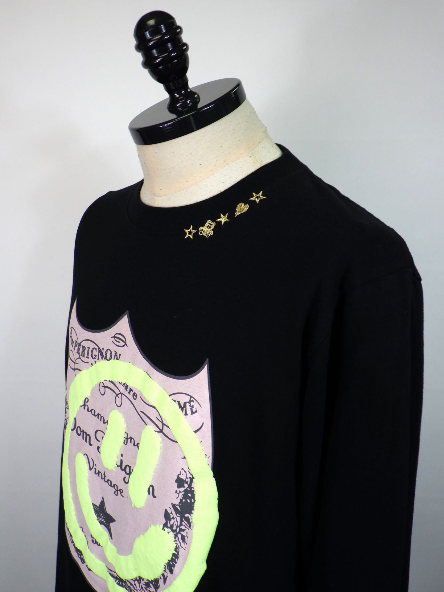 STUD MUFFIN　コットン天竺 ラベルスマイル発泡プリントLS Tシャツ　524-02819-BK