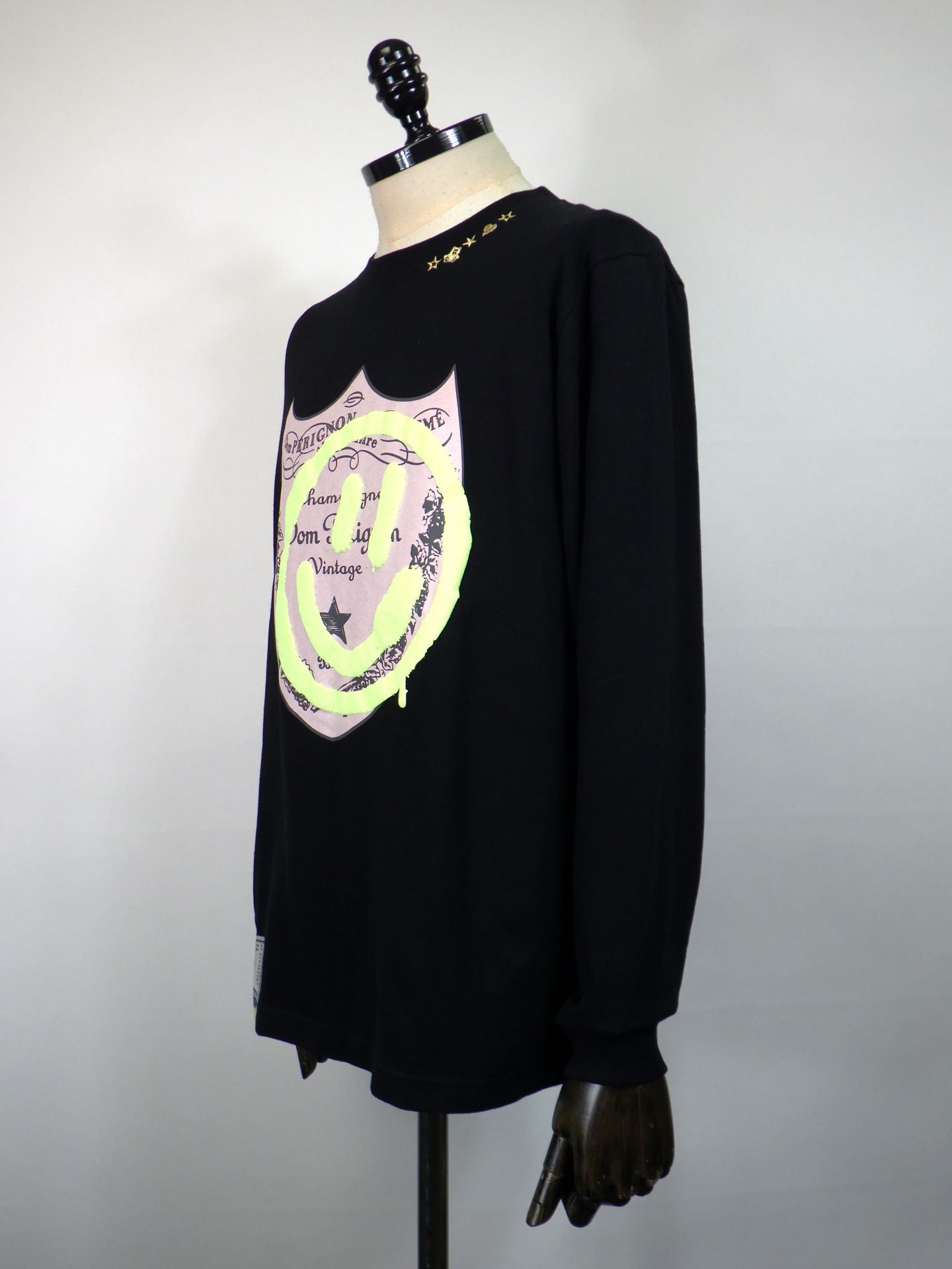STUD MUFFIN　コットン天竺 ラベルスマイル発泡プリントLS Tシャツ　524-02819-BK