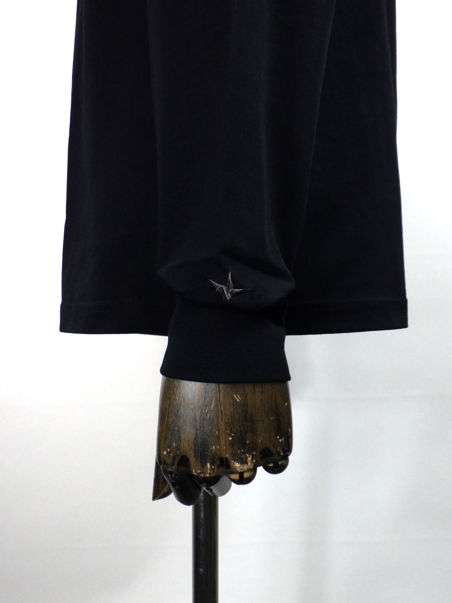 1PIU1UGUALE3 RELAX　スウィッチングロゴロングTシャツ　UST-25132-BK