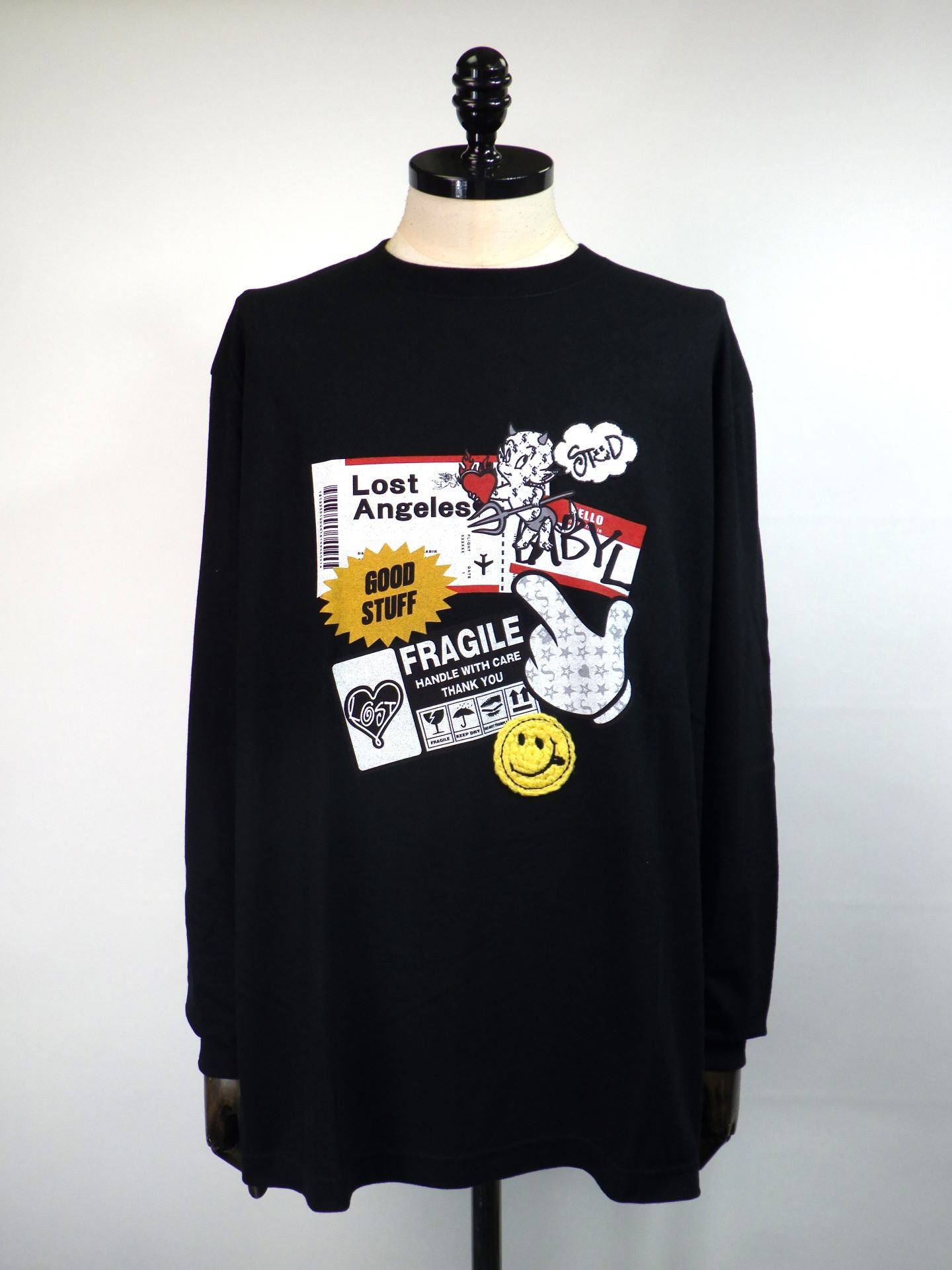 STUD MUFFIN　コットン天竺 ステッカーコラージュ ハンドニットパッチLS Tシャツ　514-02779-BK