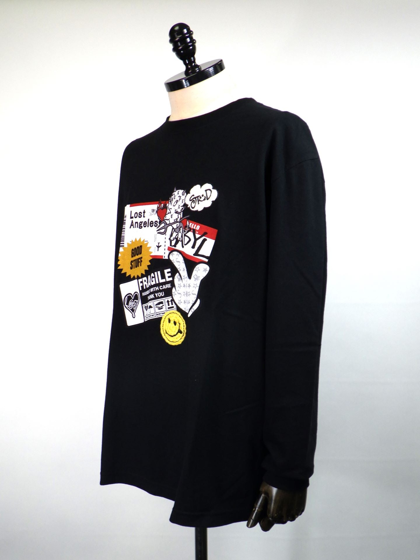 STUD MUFFIN　コットン天竺 ステッカーコラージュ ハンドニットパッチLS Tシャツ　514-02779-BK
