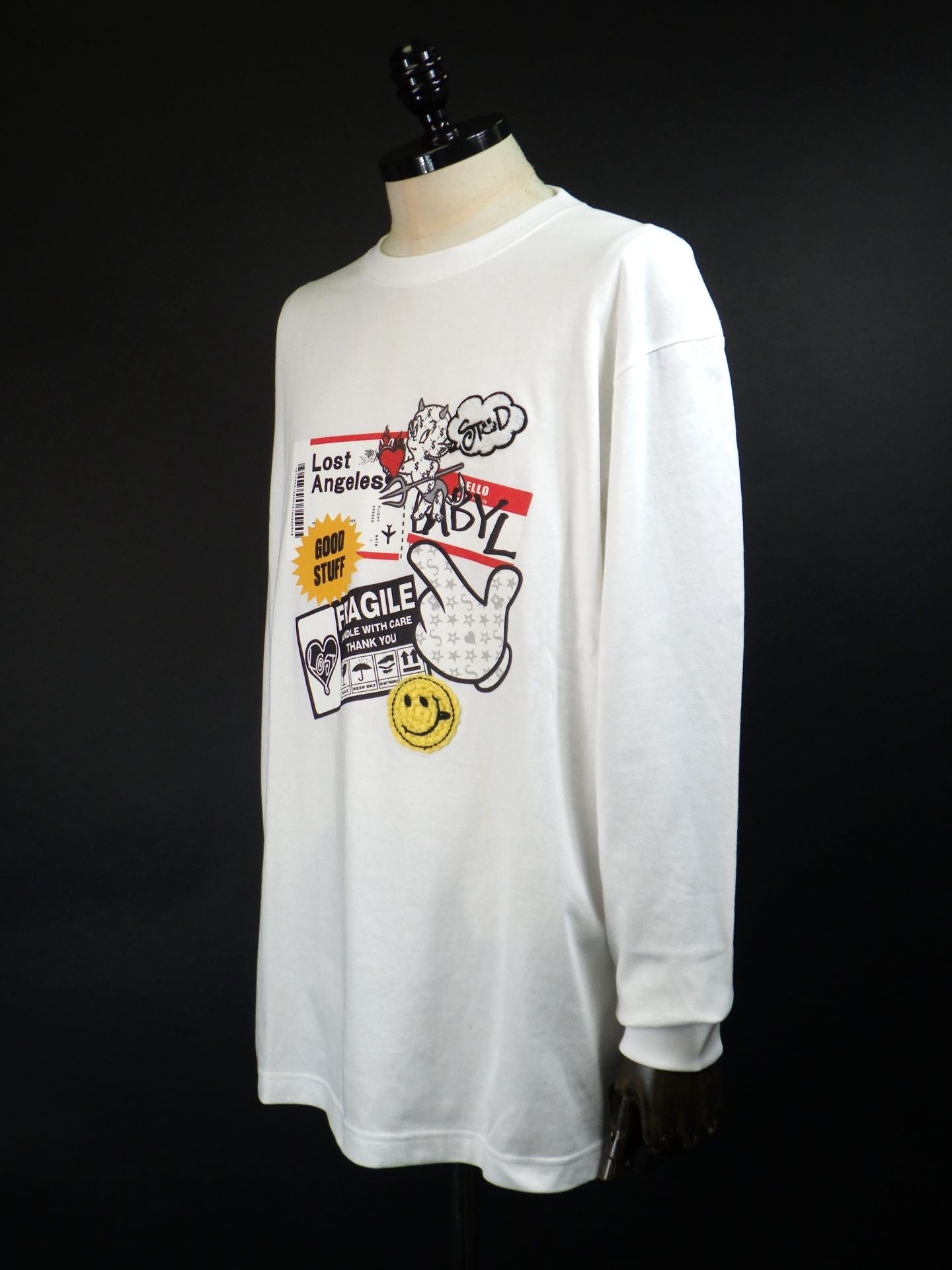 STUD MUFFIN　コットン天竺 ステッカーコラージュ ハンドニットパッチLS Tシャツ　514-02779-WH