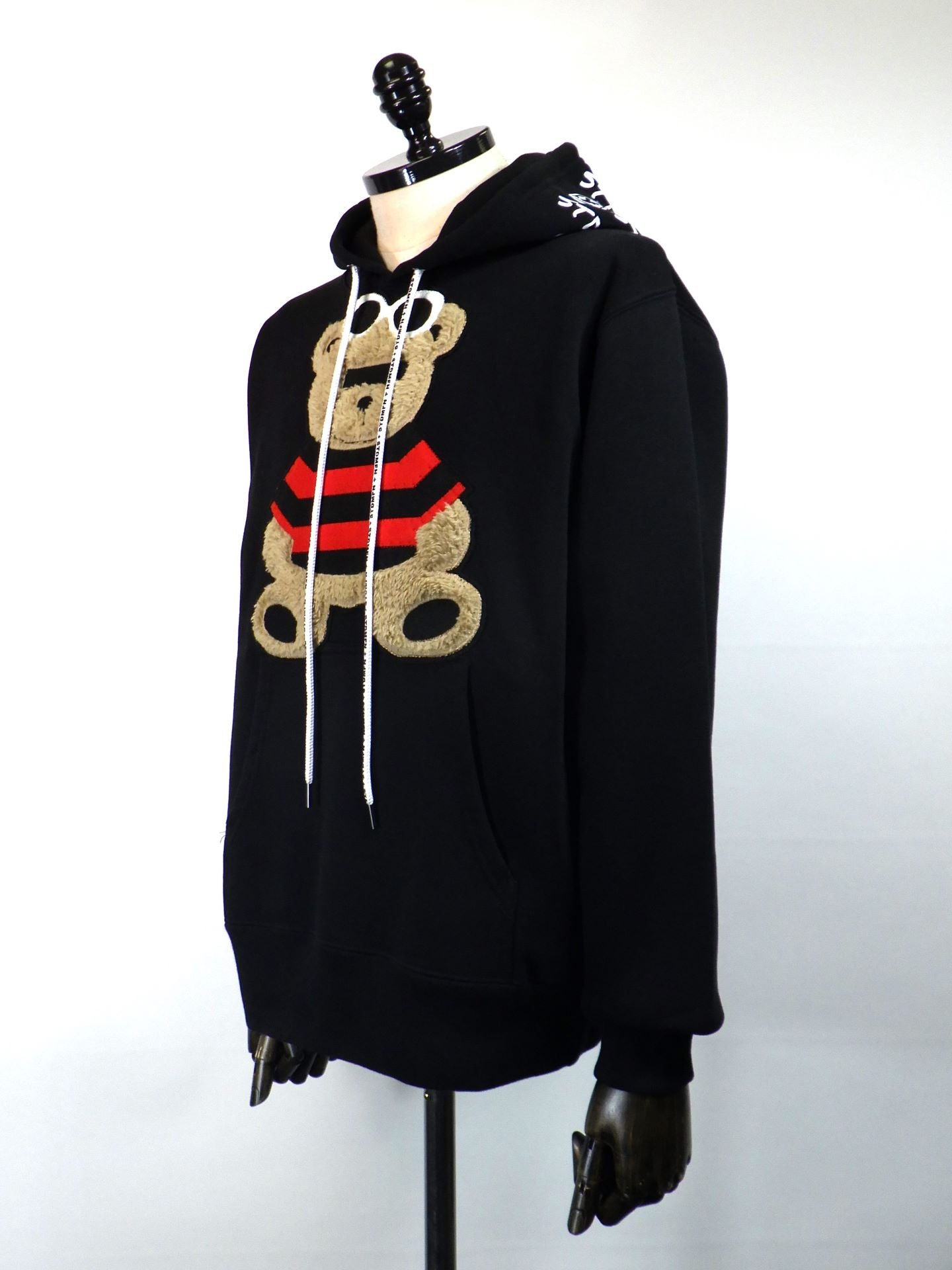 STUD MUFFIN　TC裏毛起毛 カートベアボアパッチワーク&ロゴプリント プルパーカー　524-02831-BK
