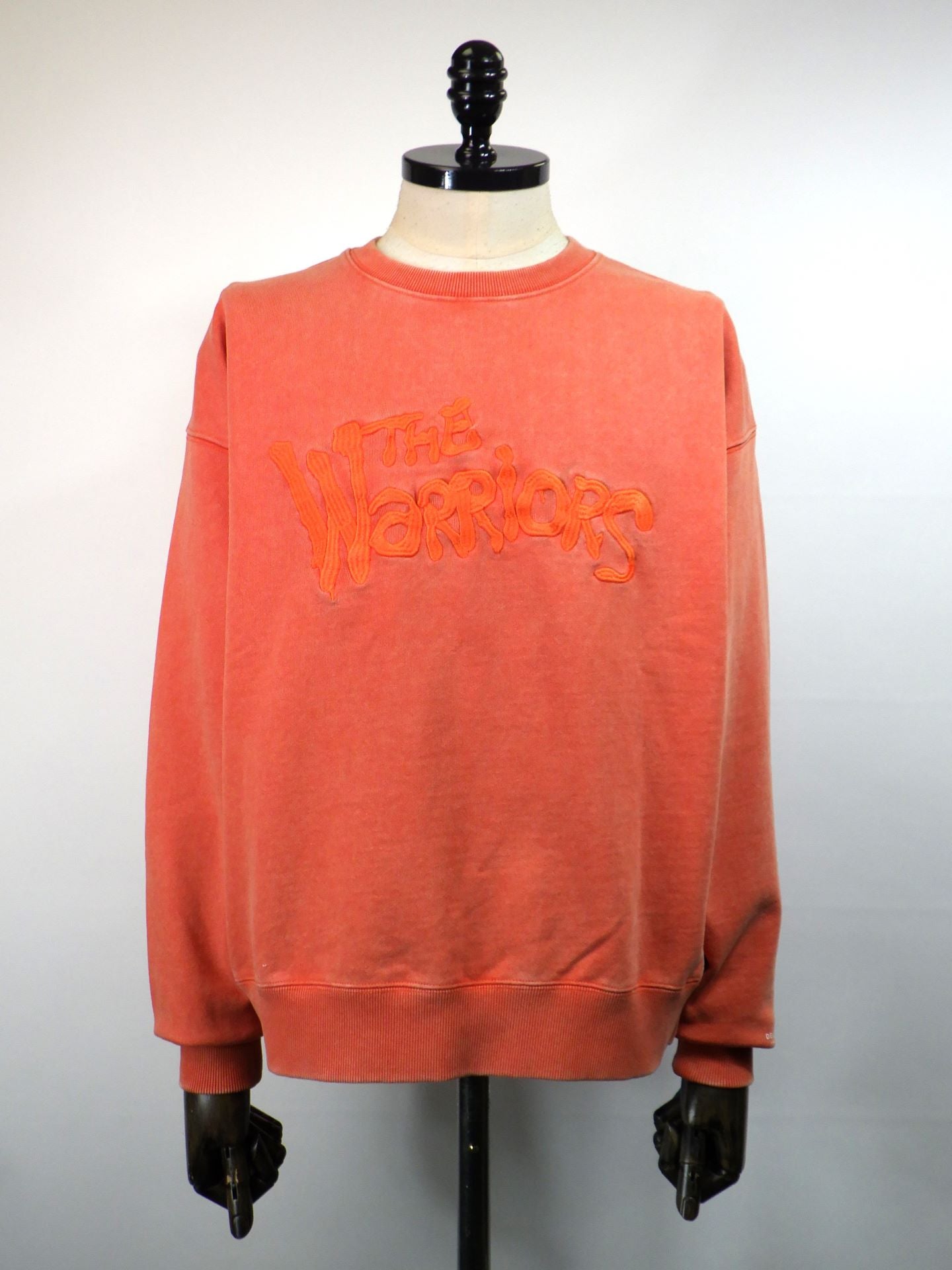 DELUXE　DELUXE x THE Warriors エンブロイダリークルースウェット　25AD2697-ORG