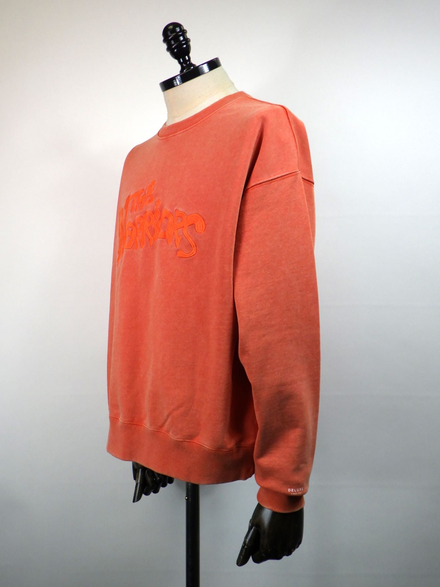 DELUXE　DELUXE x THE Warriors エンブロイダリークルースウェット　25AD2697-ORG