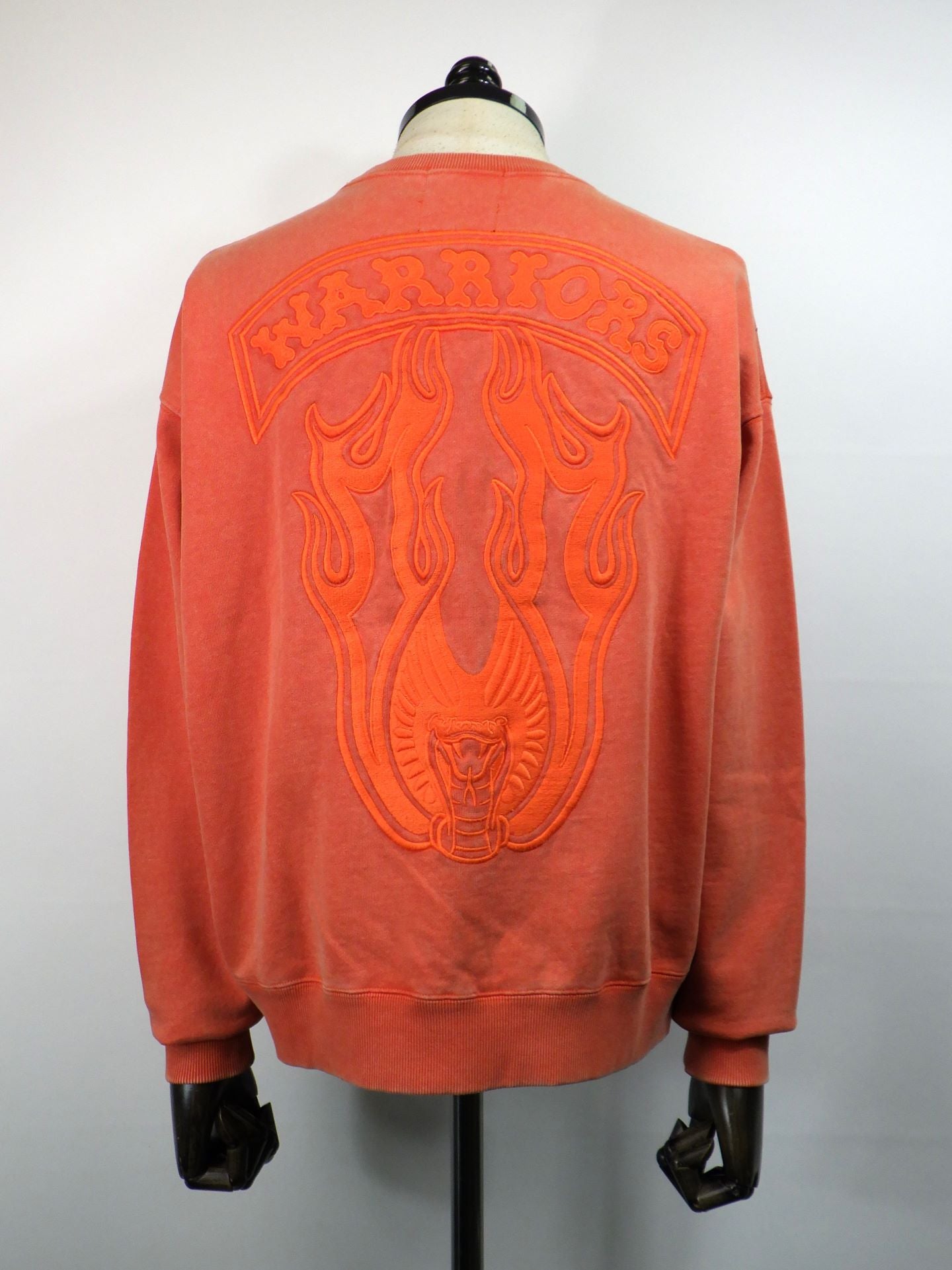 DELUXE　DELUXE x THE Warriors エンブロイダリークルースウェット　25AD2697-ORG