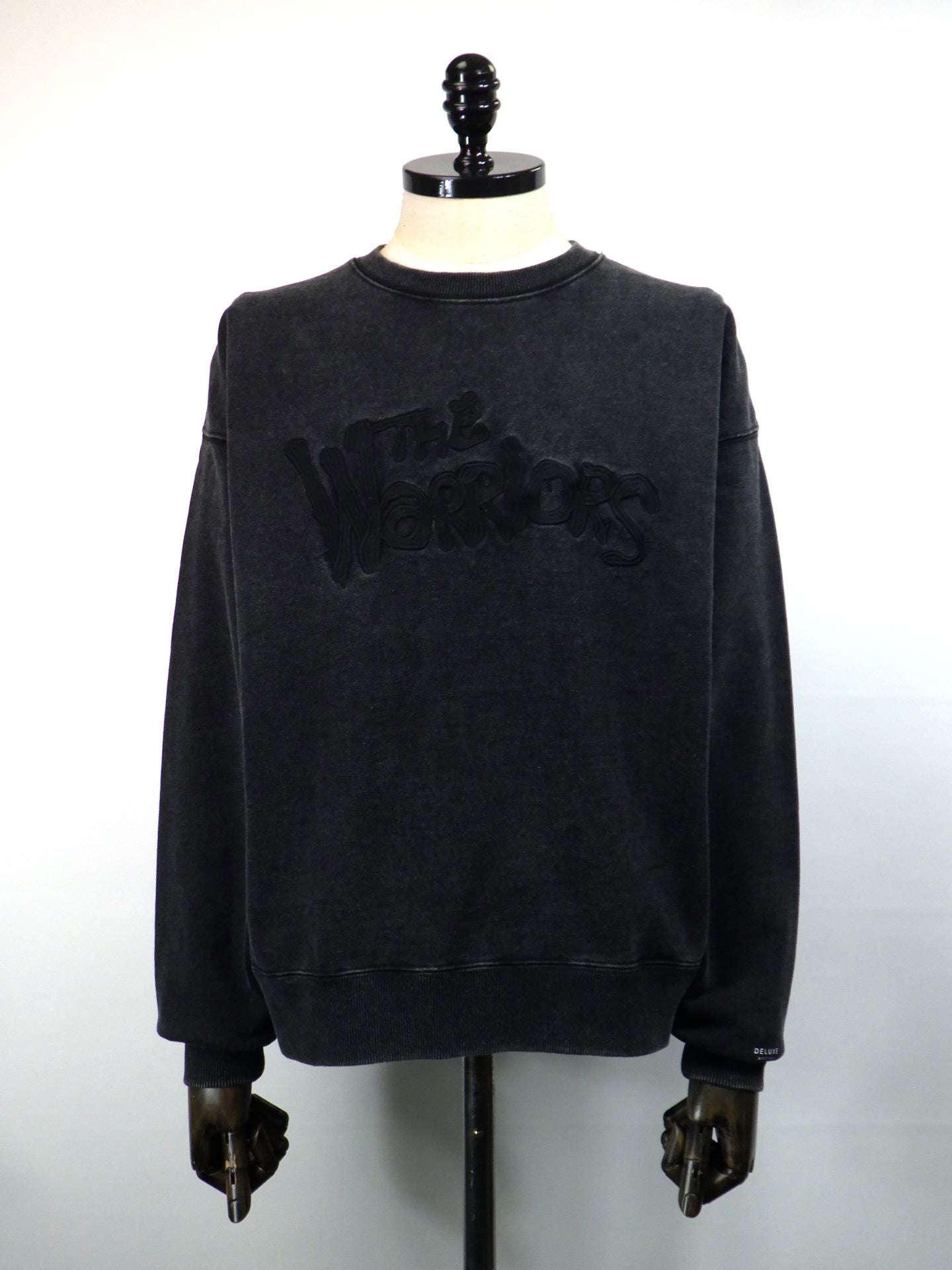 DELUXE　DELUXE x THE Warriors エンブロイダリークルースウェット　25AD2697-BK