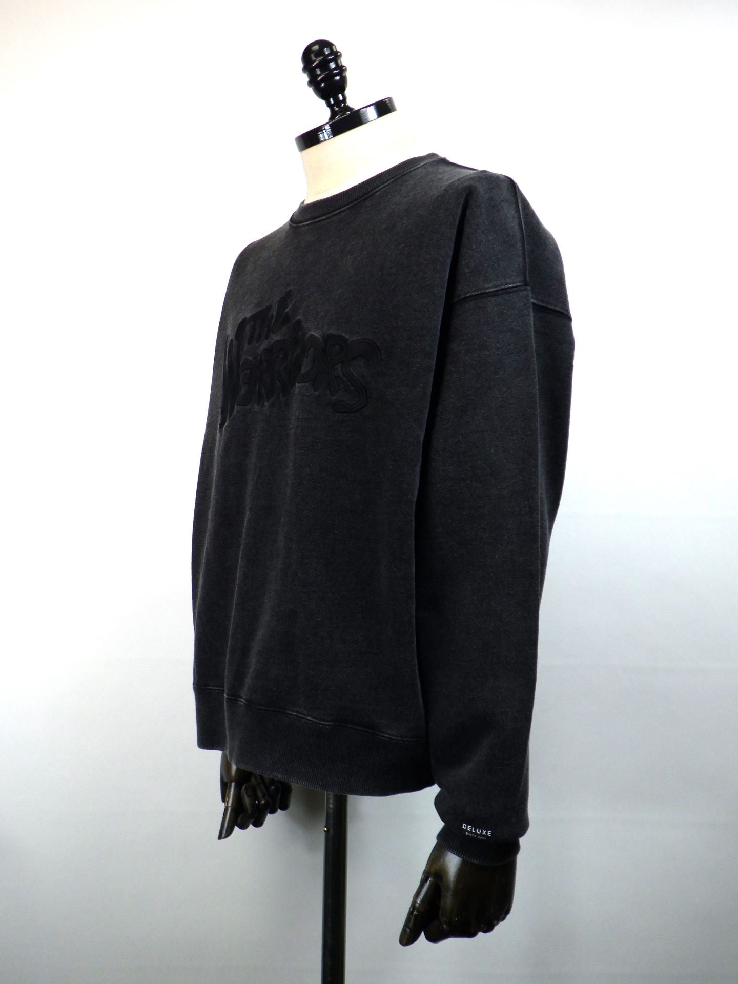 DELUXE　DELUXE x THE Warriors エンブロイダリークルースウェット　25AD2697-BK