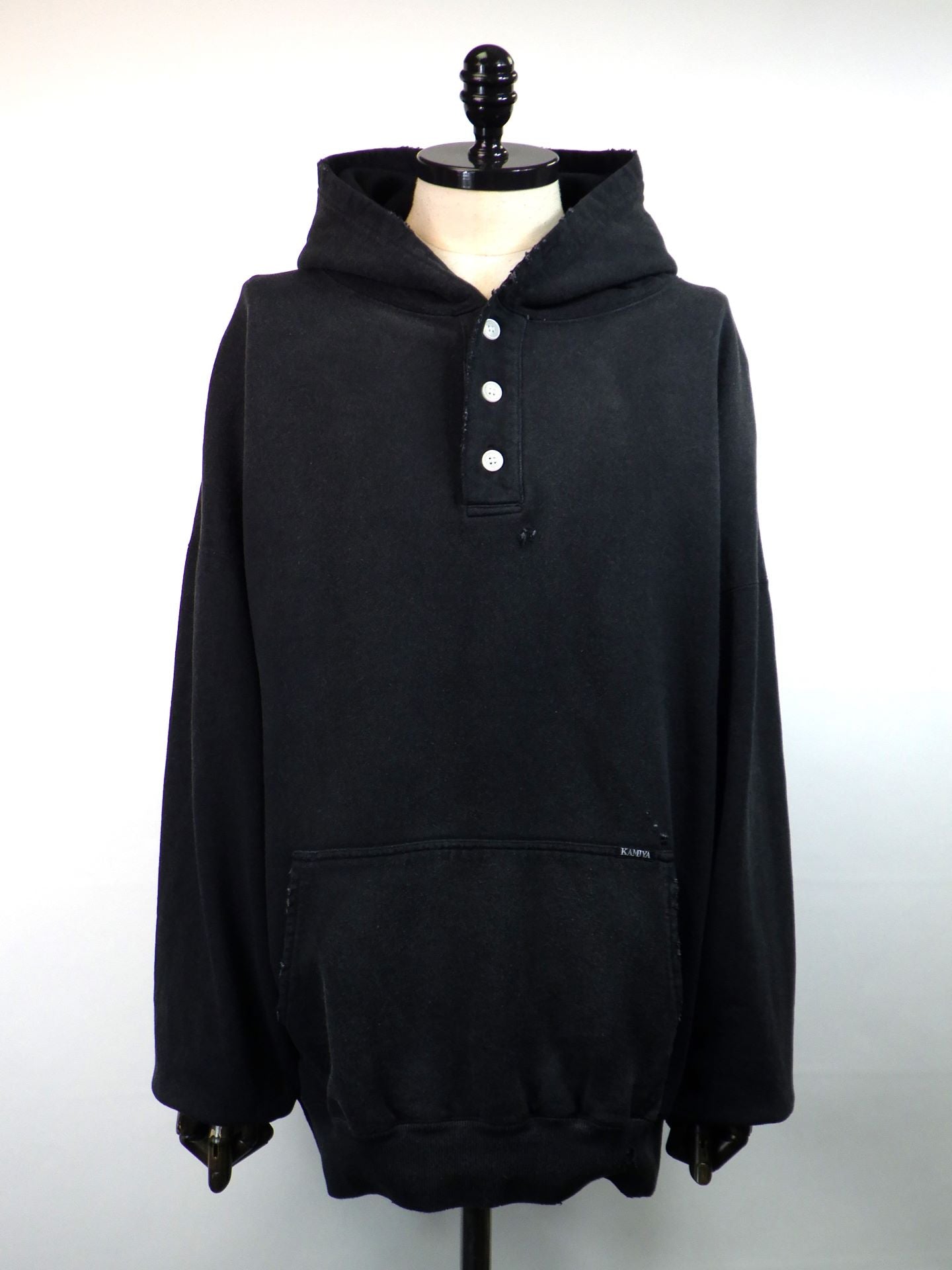 KAMIYA　ディスドレスドヘンリーネックフーディ　G15HD077-BK