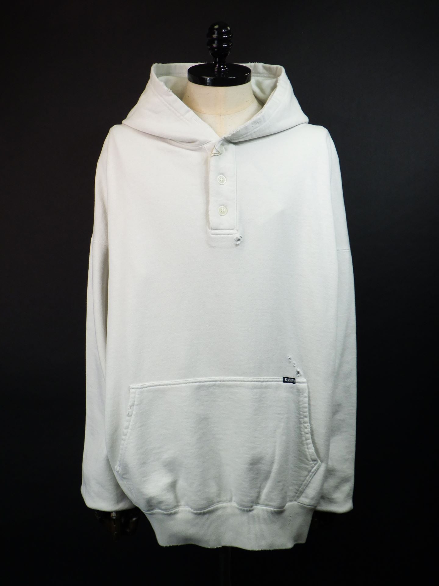 KAMIYA　ディスドレスドヘンリーネックフーディ　G15HD077-WH